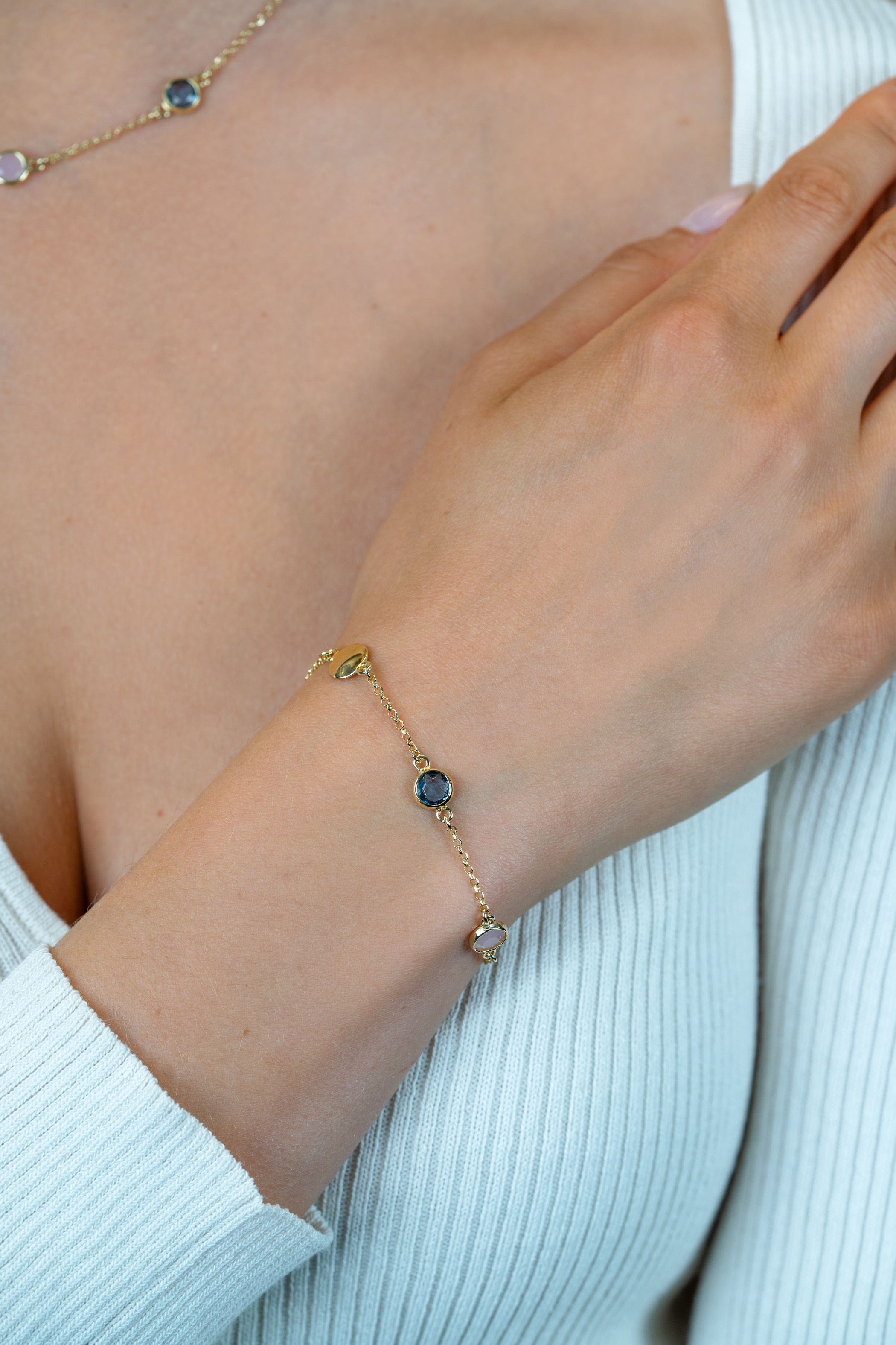 ZINZI gold plated zilveren armband met rondjes, bezet met blauwe en roze kleurstenen ZIA2715G