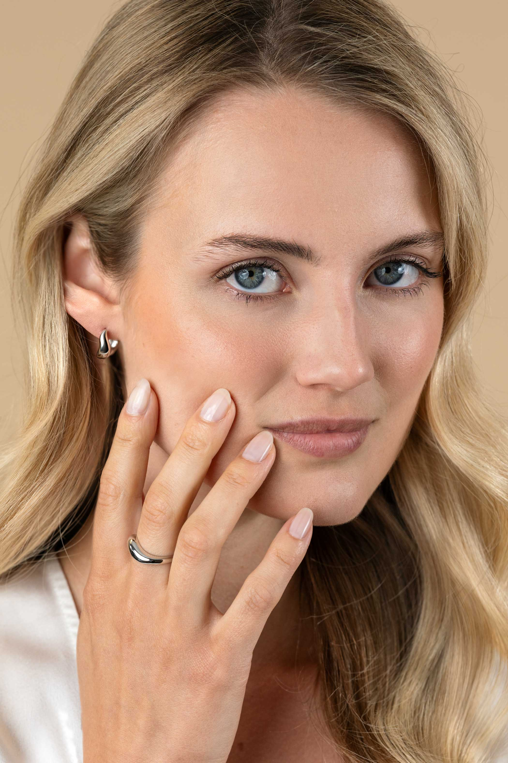 13mm ZINZI zilveren oorringen organisch gevormd 5,5mm breed met luxe klapsluiting ZIO2608