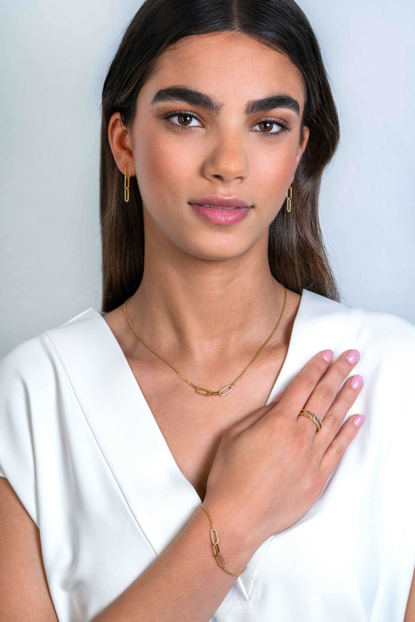 ZINZI gold plated zilveren luxe ring 5mm breed met drie paperclip schakels, glad bewerkt witte zirconia's ZIR2330YC