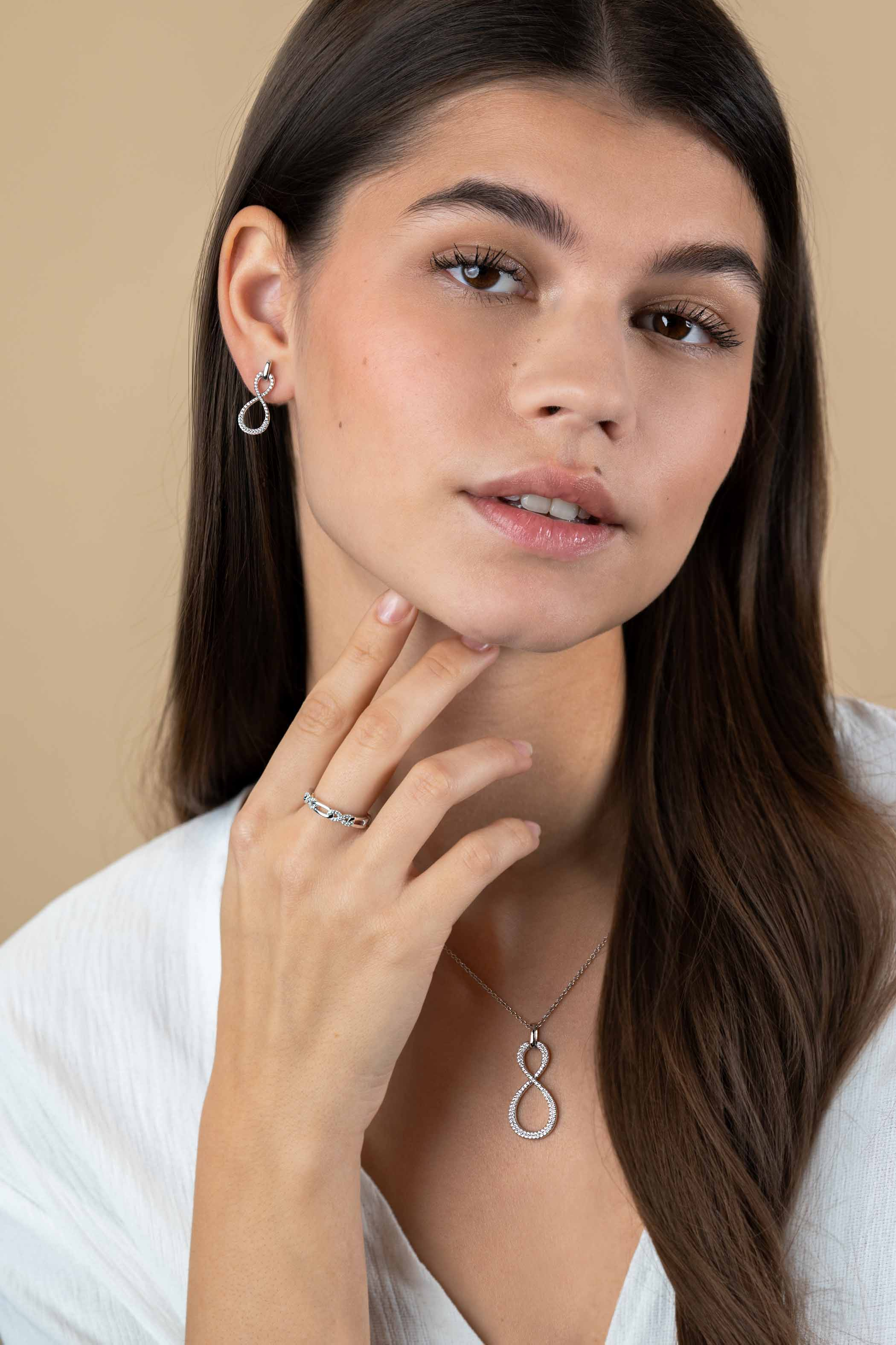 ZINZI zilveren ring met infinity vormen bezet met witte zirconia's en verbonden met gladde ovale schakels ZIR2570C