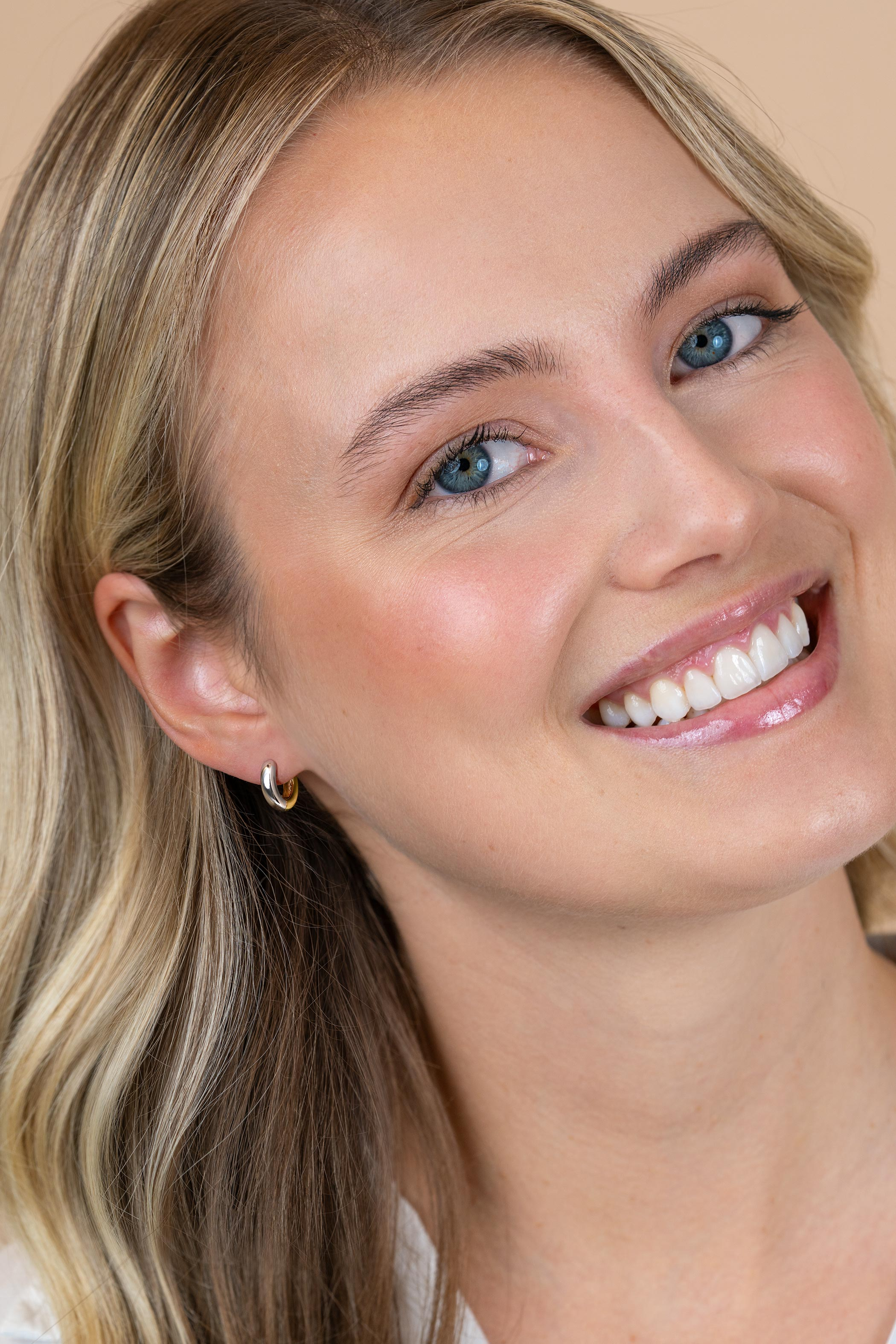 12mm ZINZI bicolor zilveren gladde oorringen met 3mm buisdikte, aan twee zijden te dragen en luxe klapsluiting ZIO2835