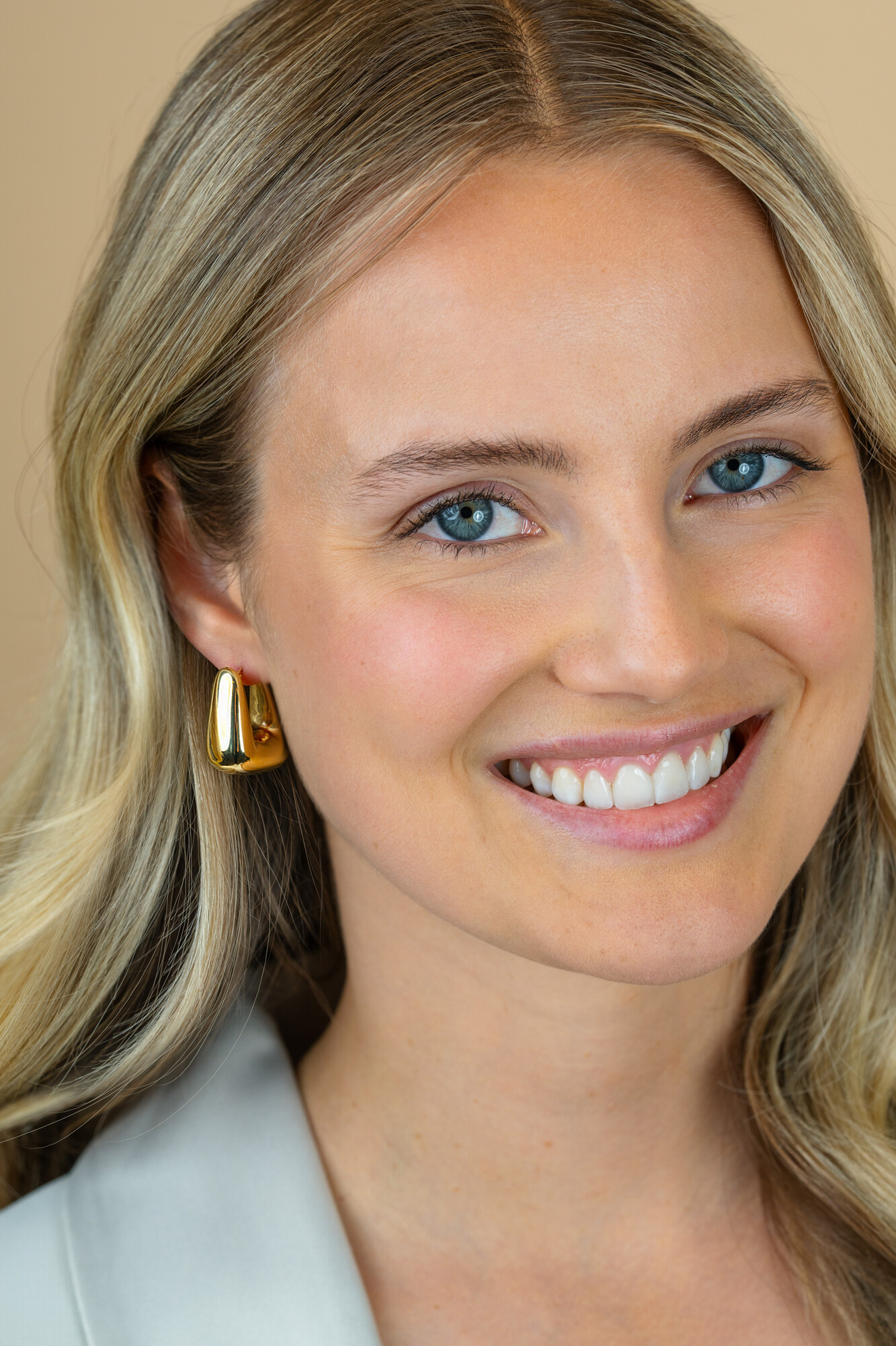 24mm ZINZI gold plated zilveren oorringen met brede buis, vierkante look en handige bovensluiting ZIO2747G