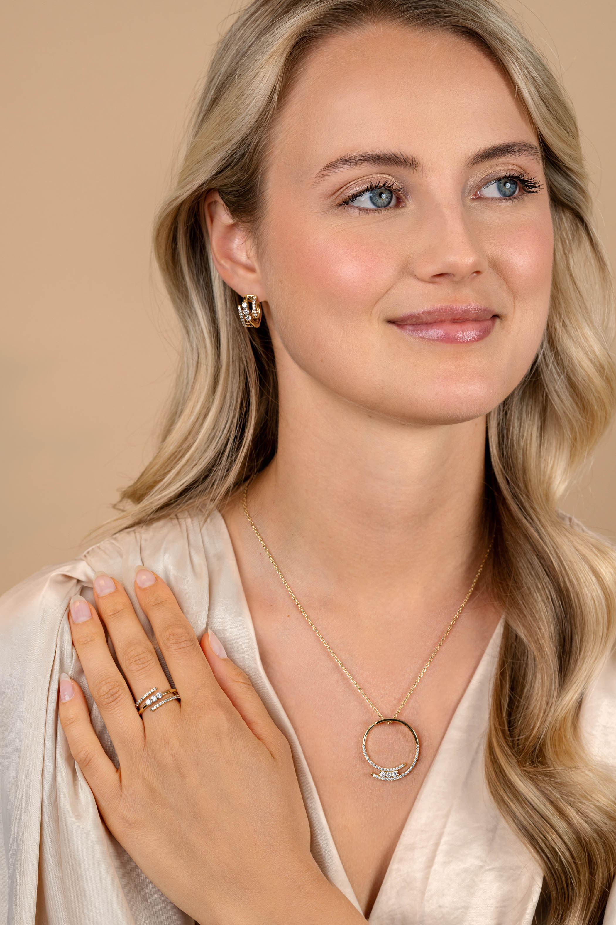 ZINZI gold plated zilveren ketting met grote open ronde hanger 25mm bezet met witte zirkonia's 45-50 cm ZIC2645Y