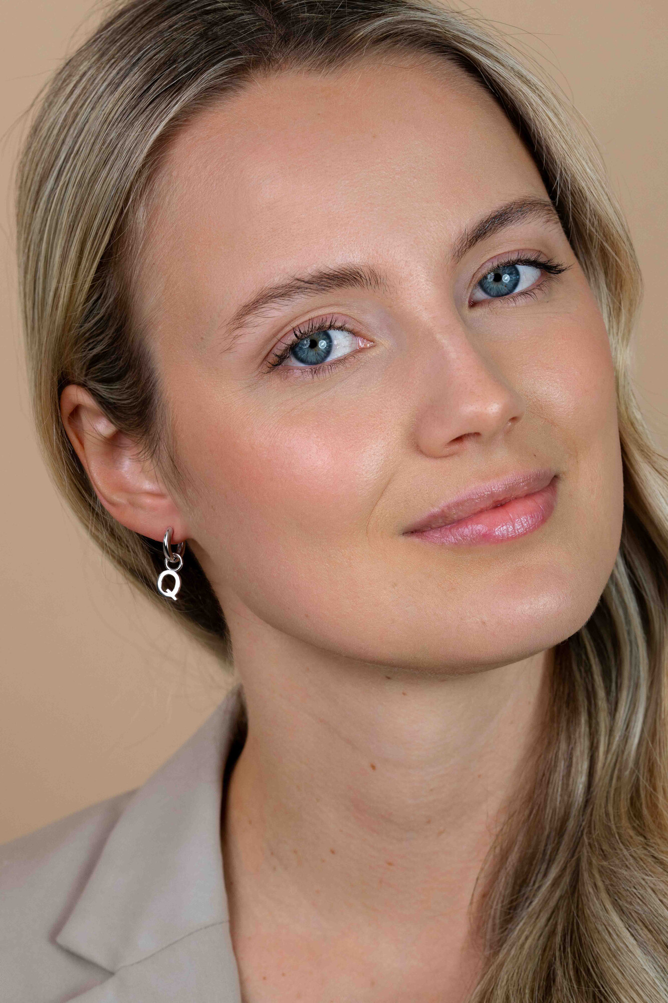 ZINZI zilveren letter oorbedel Q per stuk geprijsd ZICH2144Q. (zonder oorringen).