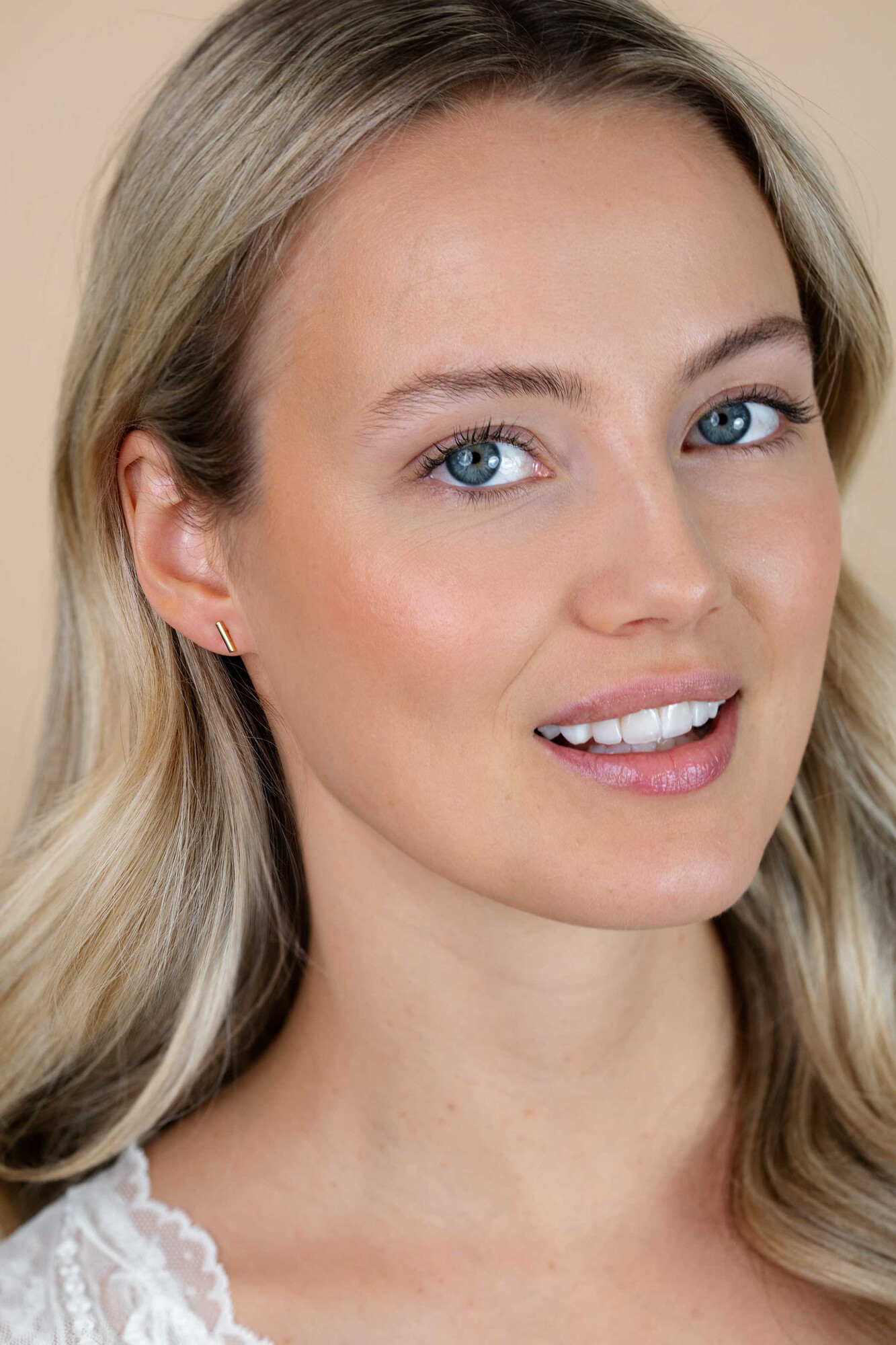 ZINZI zilveren oorknoppen geel verguld glad staafje 8mm ZIO1689G