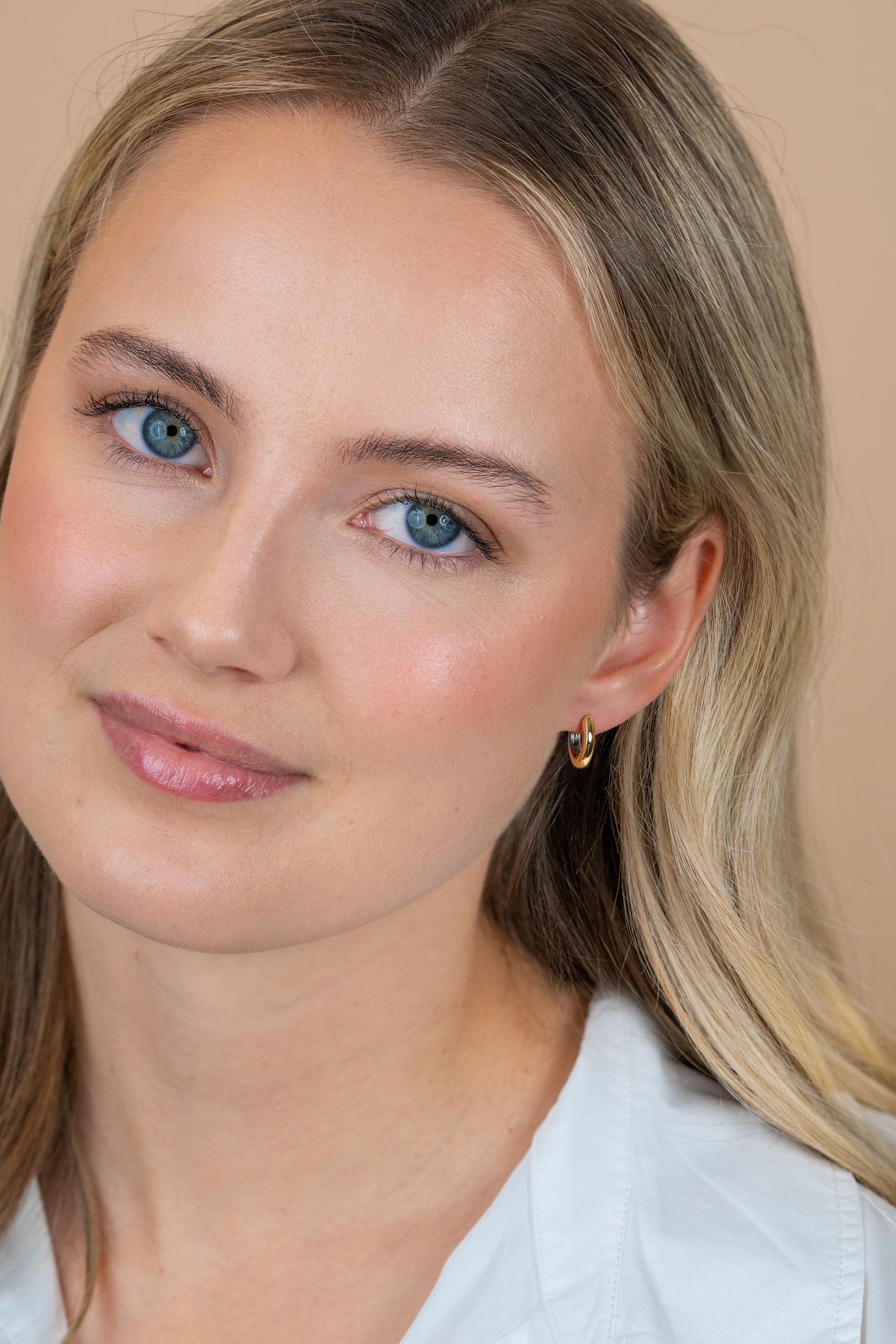 12mm ZINZI bicolor zilveren gladde oorringen met 3mm buisdikte, aan twee zijden te dragen en luxe klapsluiting ZIO2835