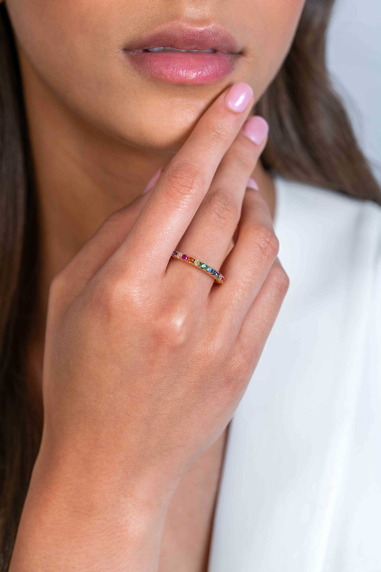 ZINZI gold plated zilveren aanschuifring 2,5mm breed met regenboog aan kleurstenen ZIR2170C