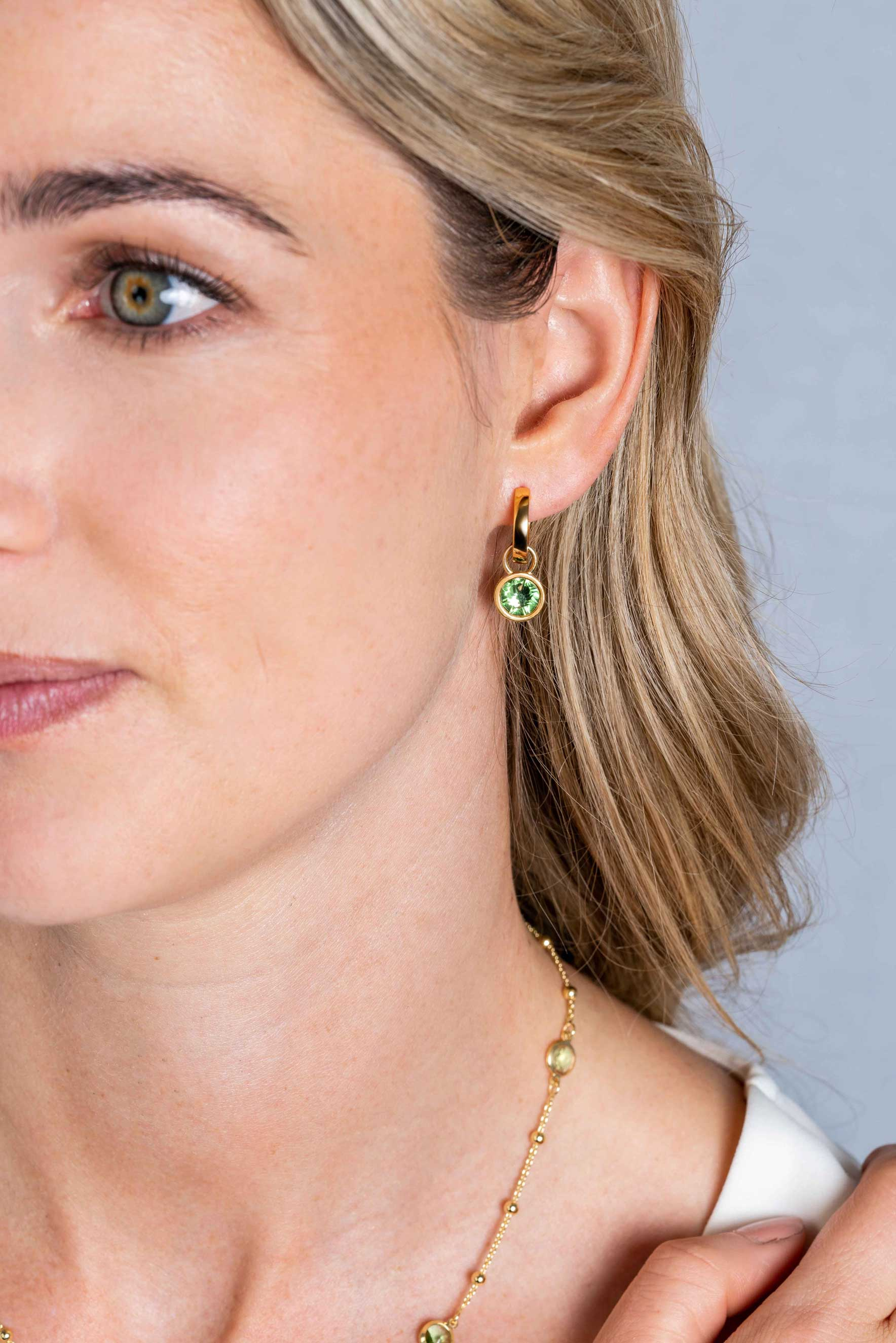 ZINZI gold plated zilveren oorbedels dubbelzijdig groen wit Swarovski crystals 9mm ZICH1006G (zonder oorringen)
