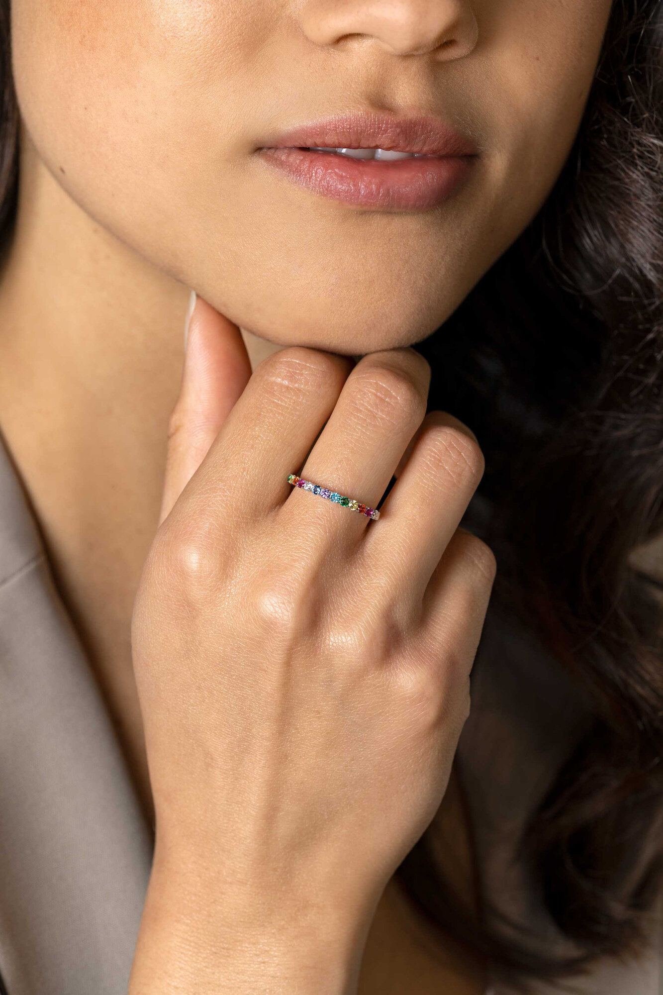 ZINZI zilveren aanschuifring 2mm breed met een symbolische regenboog aan kleurstenen ZIR2486C