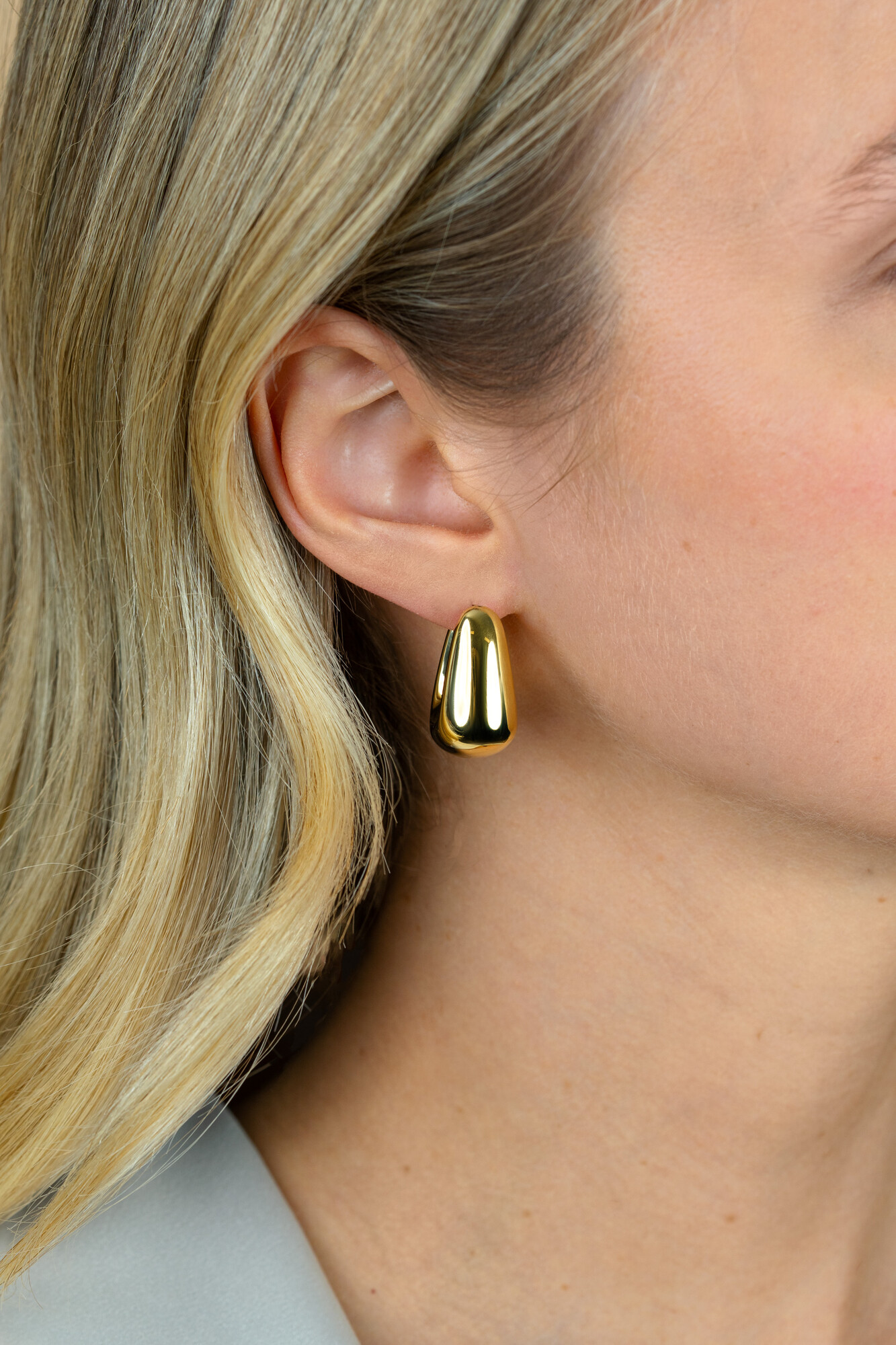 24mm ZINZI gold plated zilveren oorringen met brede buis, vierkante look en handige bovensluiting ZIO2747G