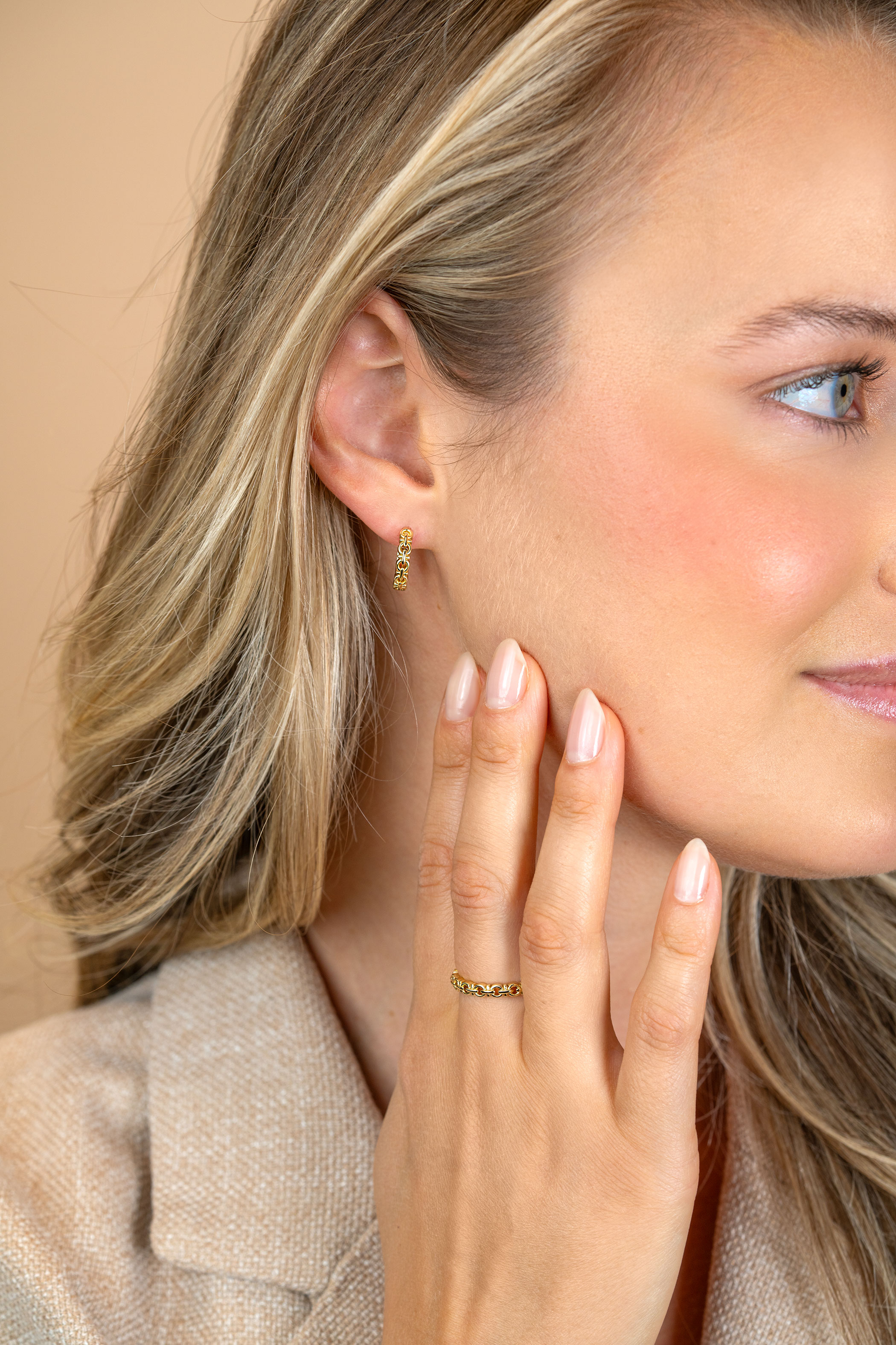 15mm ZINZI goldplated zilveren oorringen met fantasie schakels, 3mm buisdikte en luxe klapsluiting ZIO2802