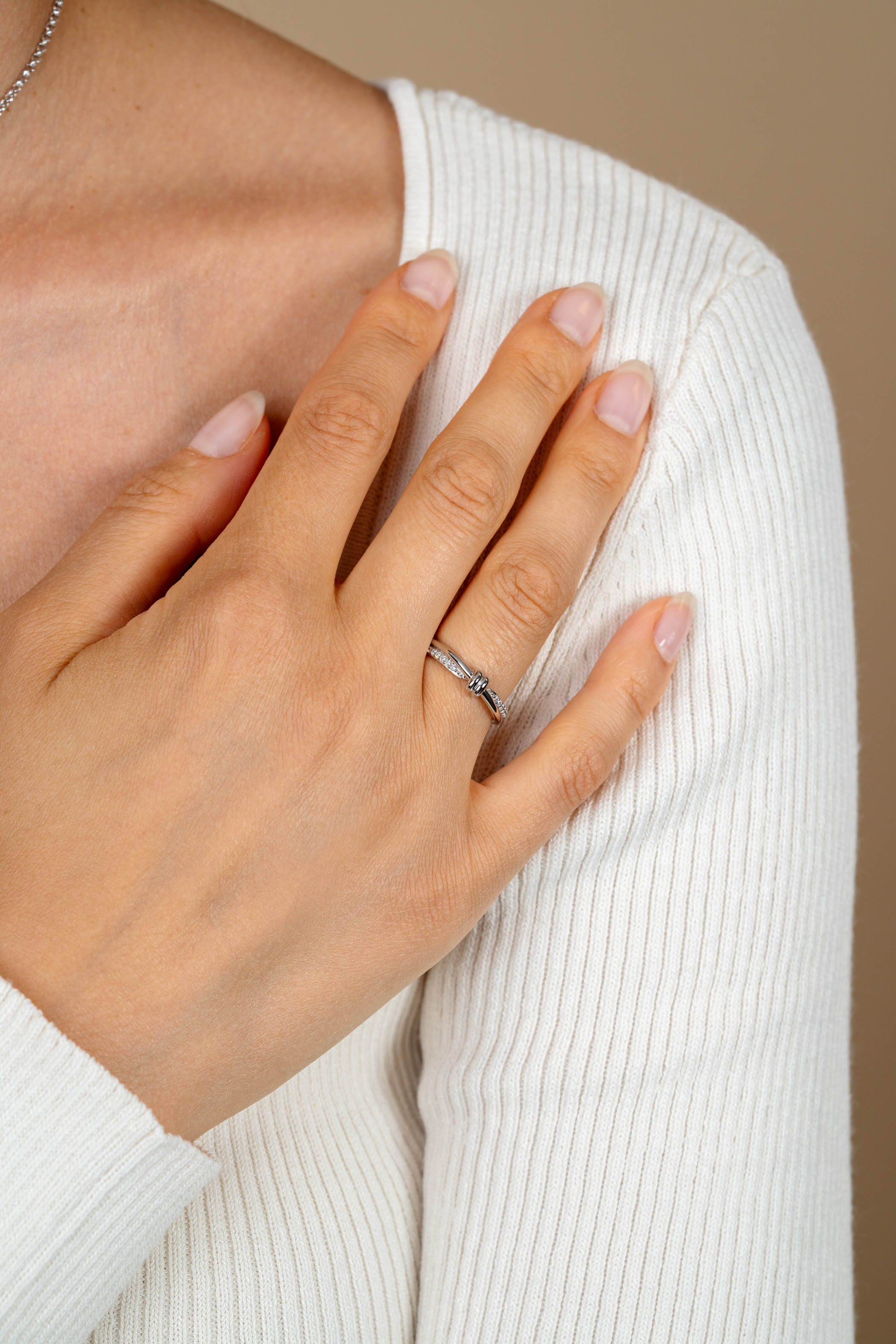 ZINZI zilveren multi-look ring (4mm breed) met knoop, bezet met witte zirkonia's ZIR2680C