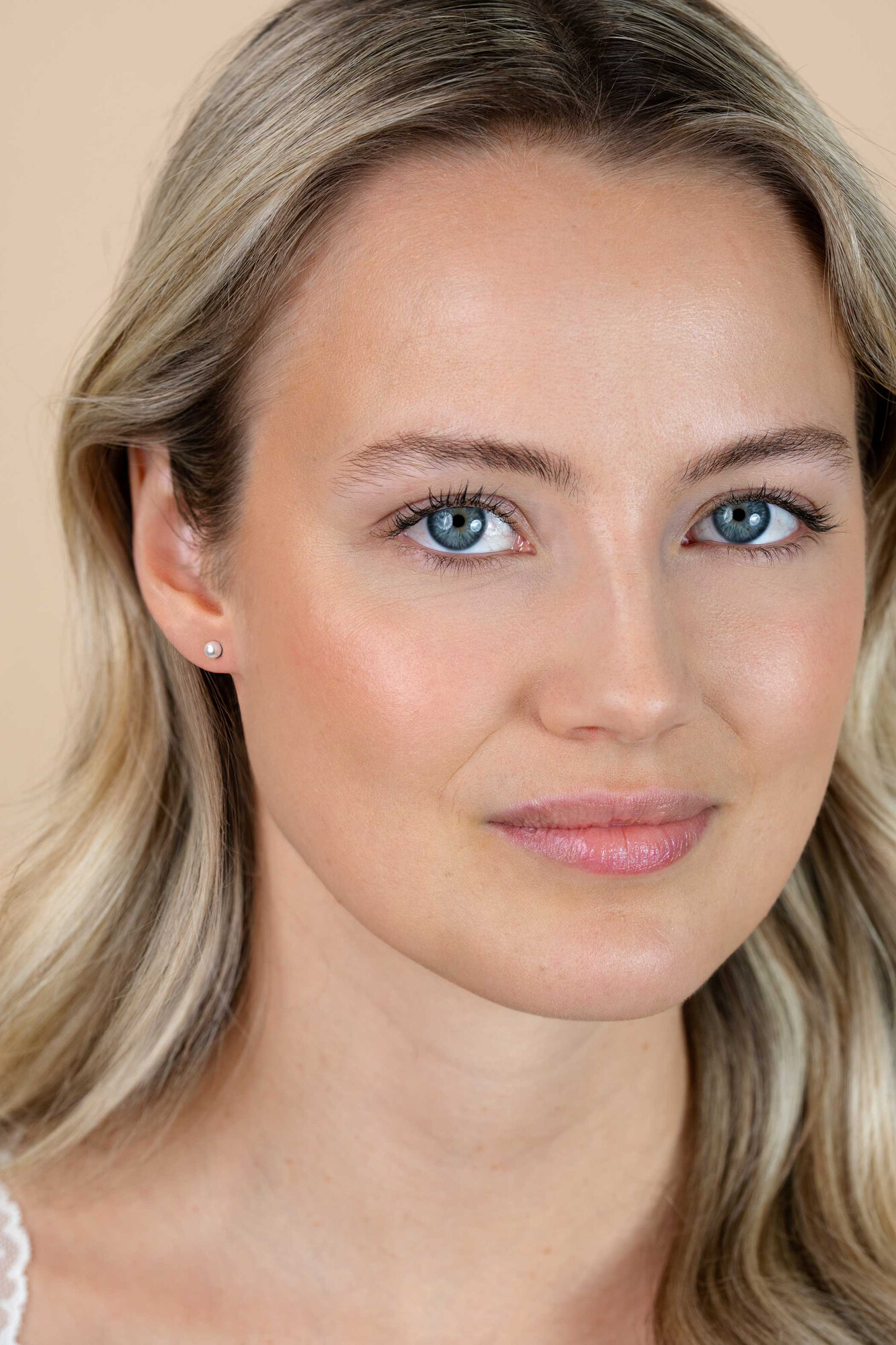 4mm ZINZI zilveren oorknoppen wit parel ZIO1318