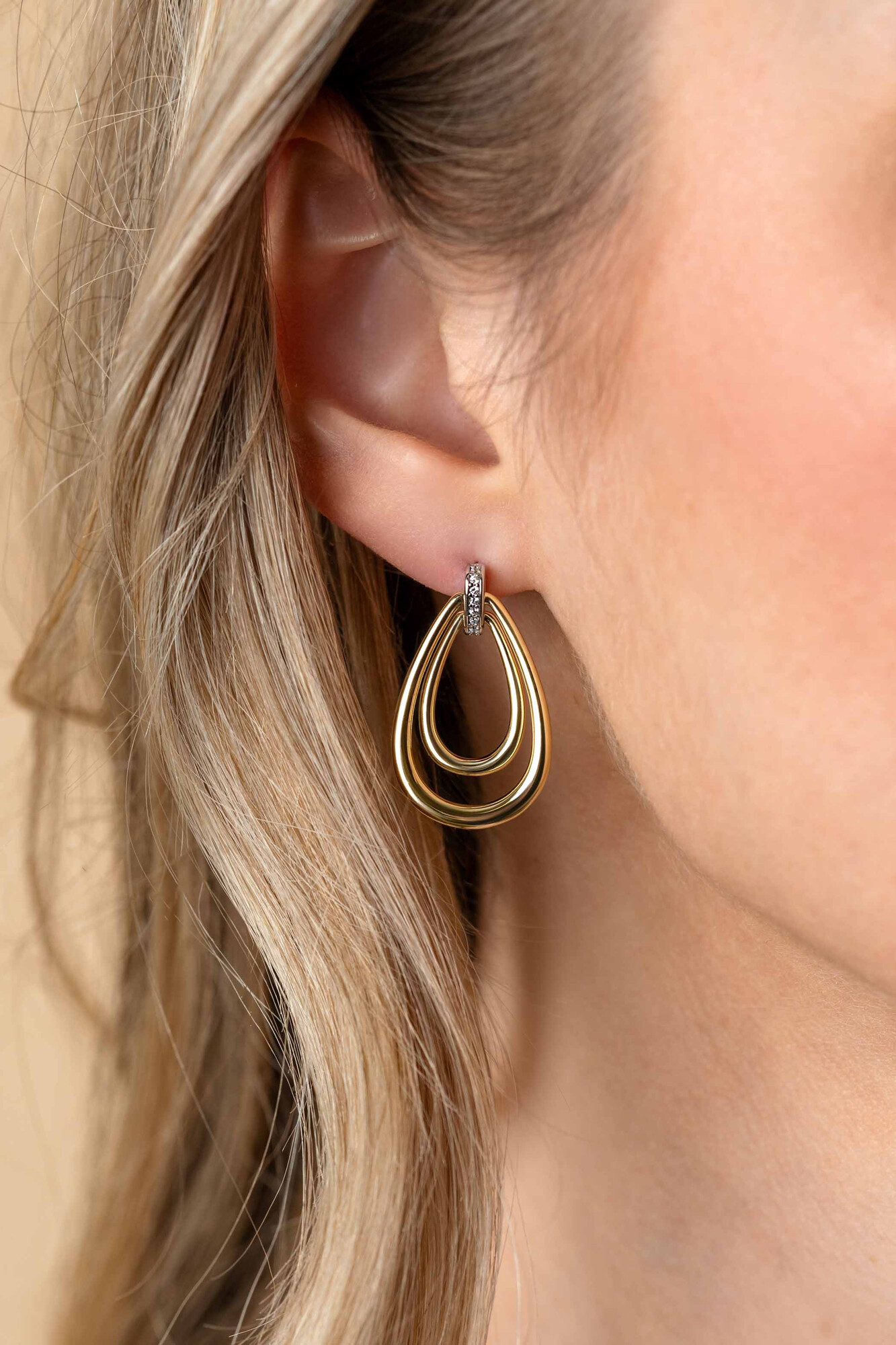 ZINZI gold plated zilveren grote ovale oorstekers 28mm waarbij de top bezet is met witte zirconia's ZIO2489Y