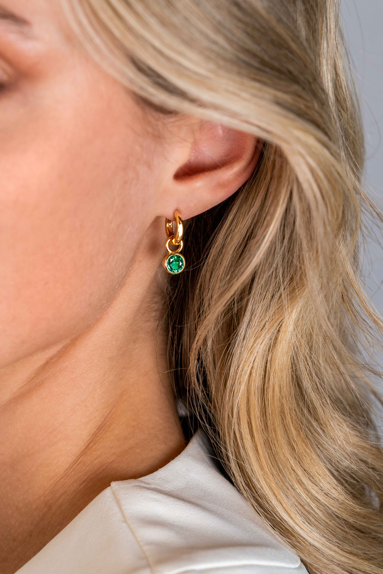MEI oorbedels gold plated met geboortesteen groen smaragd zirconia (excl. oorringen)
