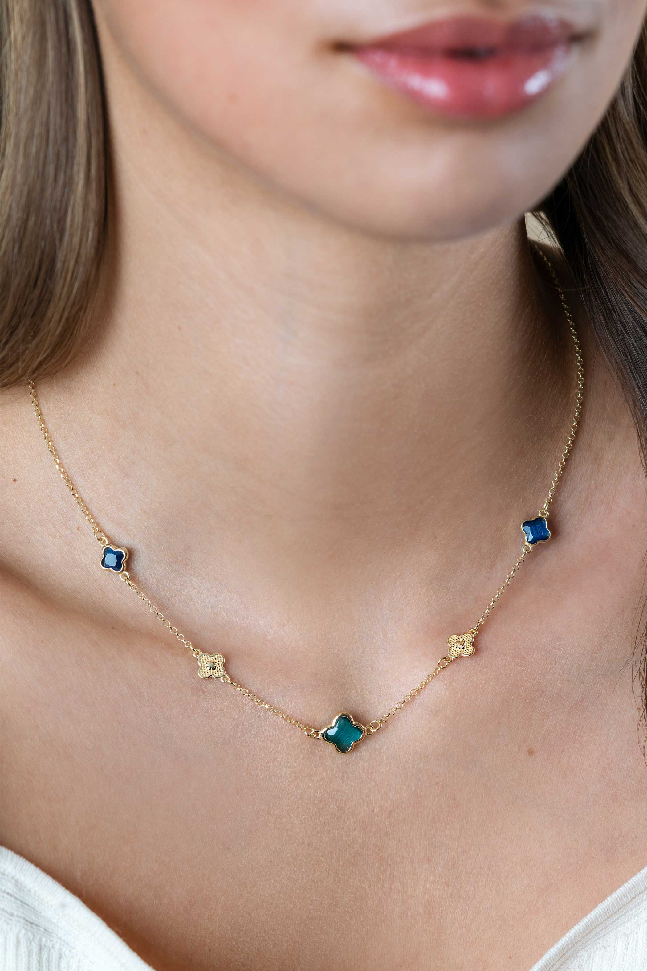 ZINZI gold plated zilveren schakel ketting met twee donkerblauwe klavers en een grotere groene klaver 40-45cm ZIC2583
