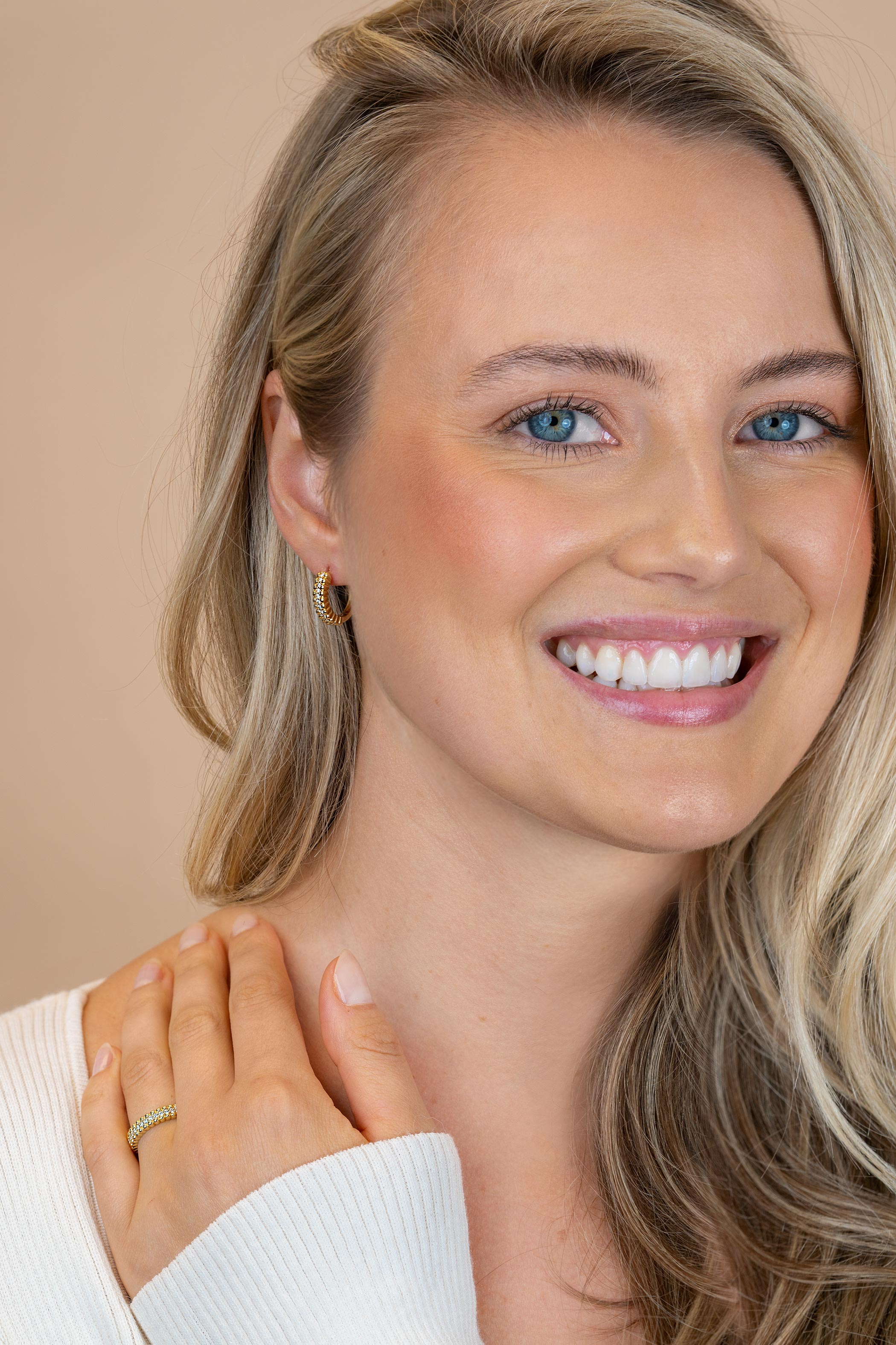 16,5mm ZINZI goldplated zilveren oorringen met speelse structuur en een rij witte zirkonia's in het midden, luxe klapsluiting ZIO2834Y