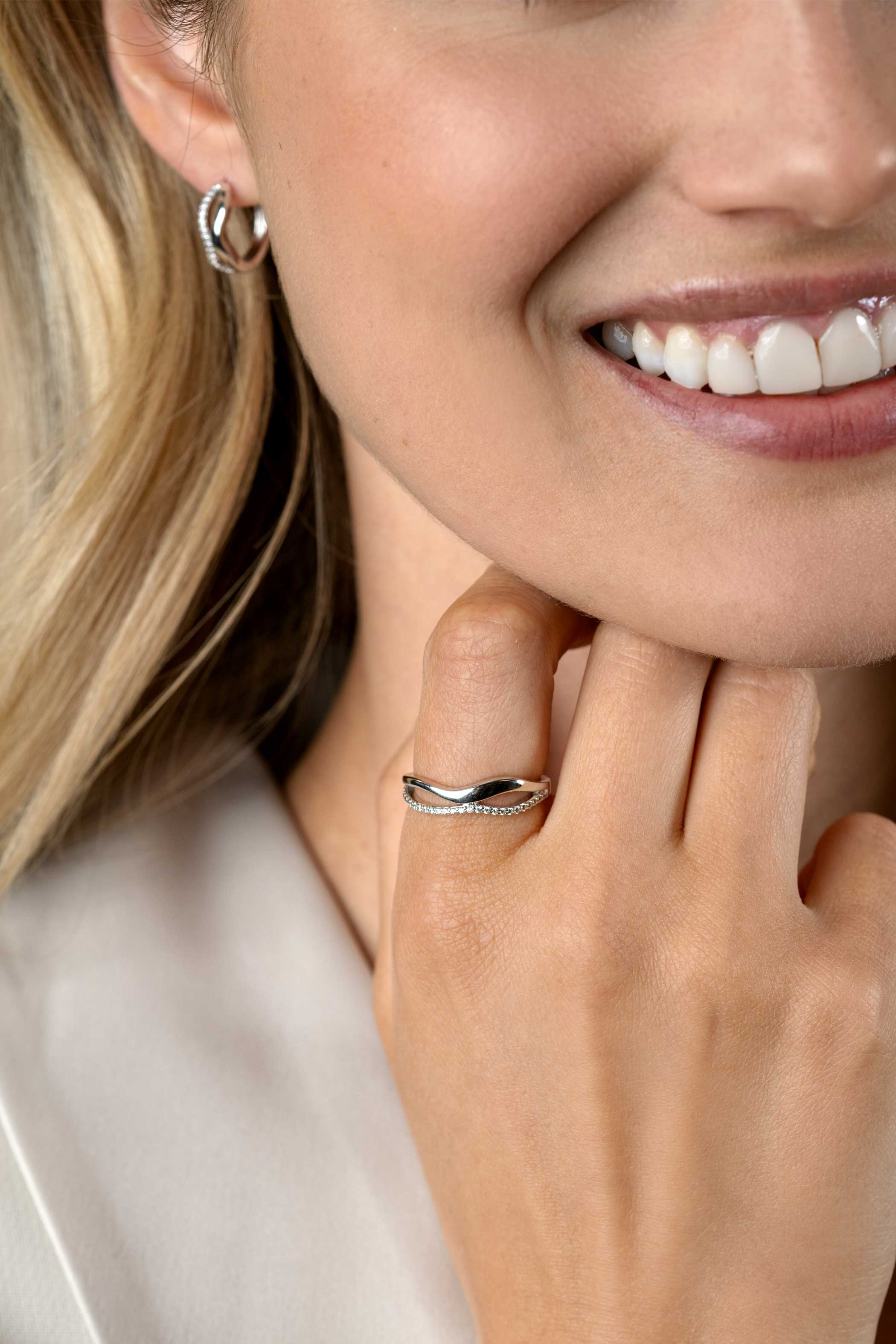 ZINZI zilveren multilook ring (6mm breed) organisch gevormd met twee golvende banen, waarvan één bezet met witte zirconia's ZIR2629C