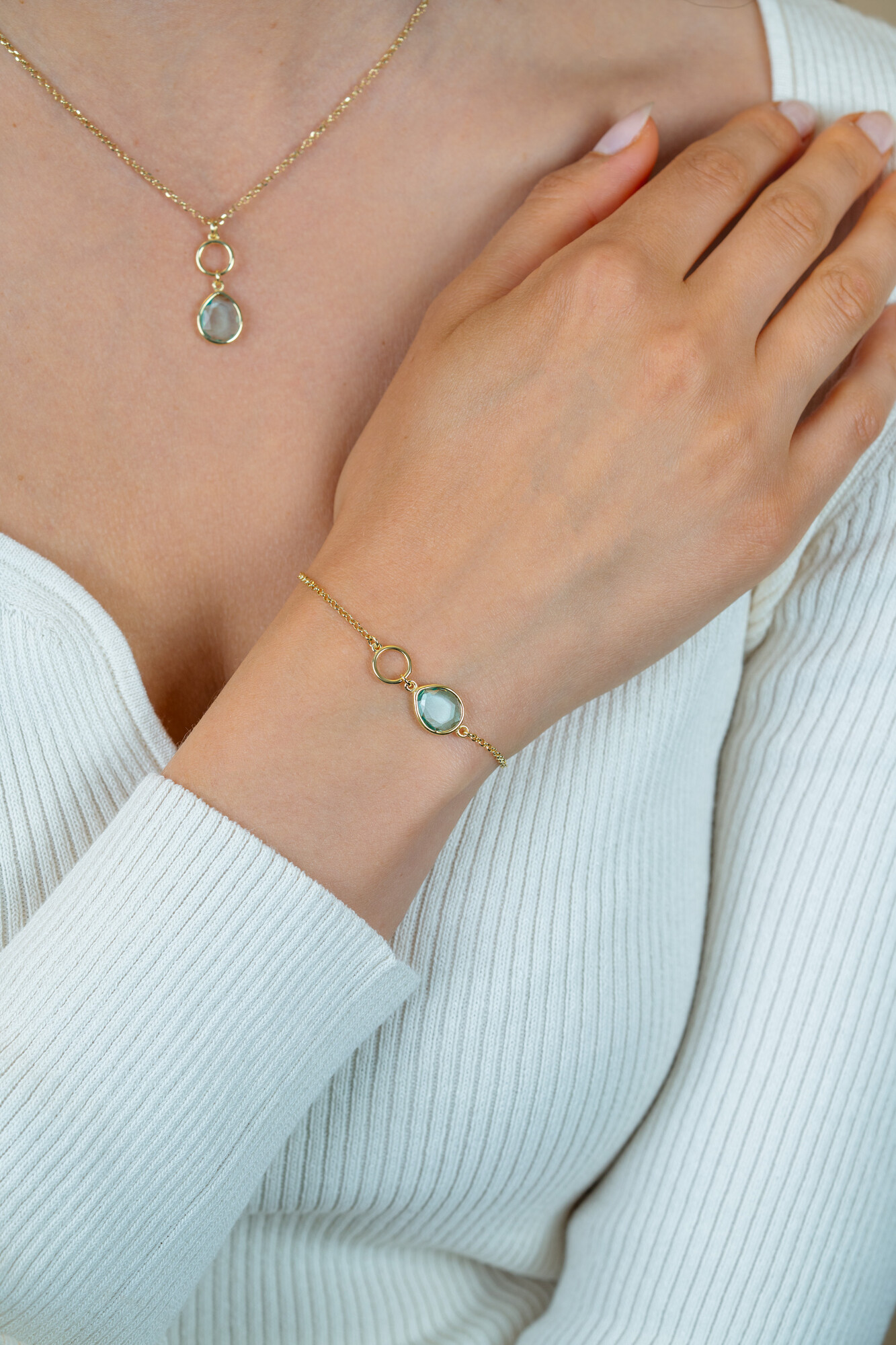 ZINZI gold plated zilveren armband met open rondje en ovaal, bezet met turquoise kleursteen ZIA2716G