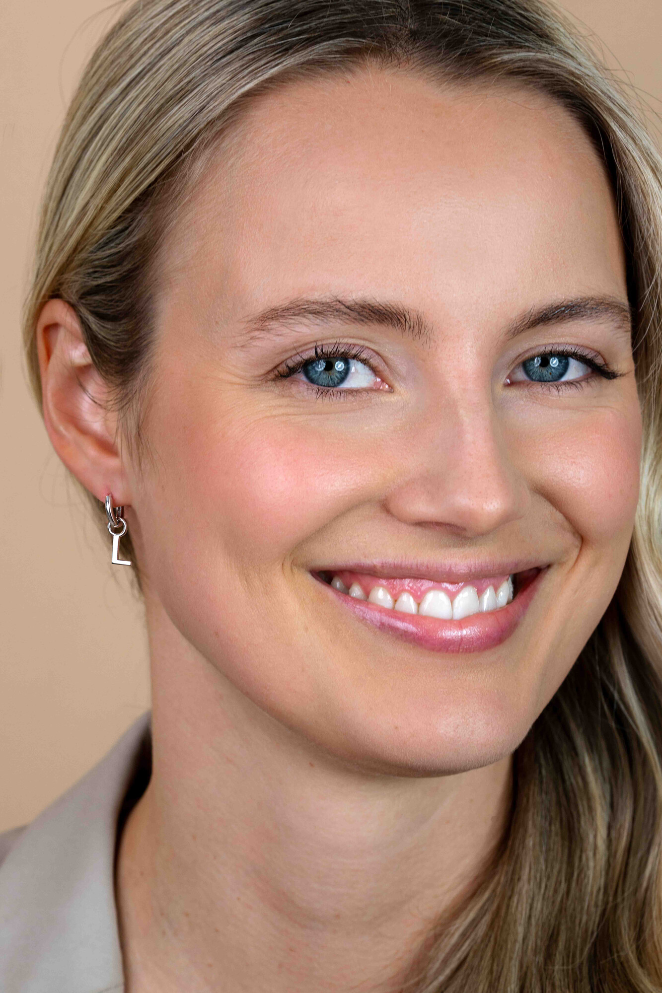 ZINZI zilveren letter oorbedel L per stuk geprijsd ZICH2144L. (zonder oorringen).