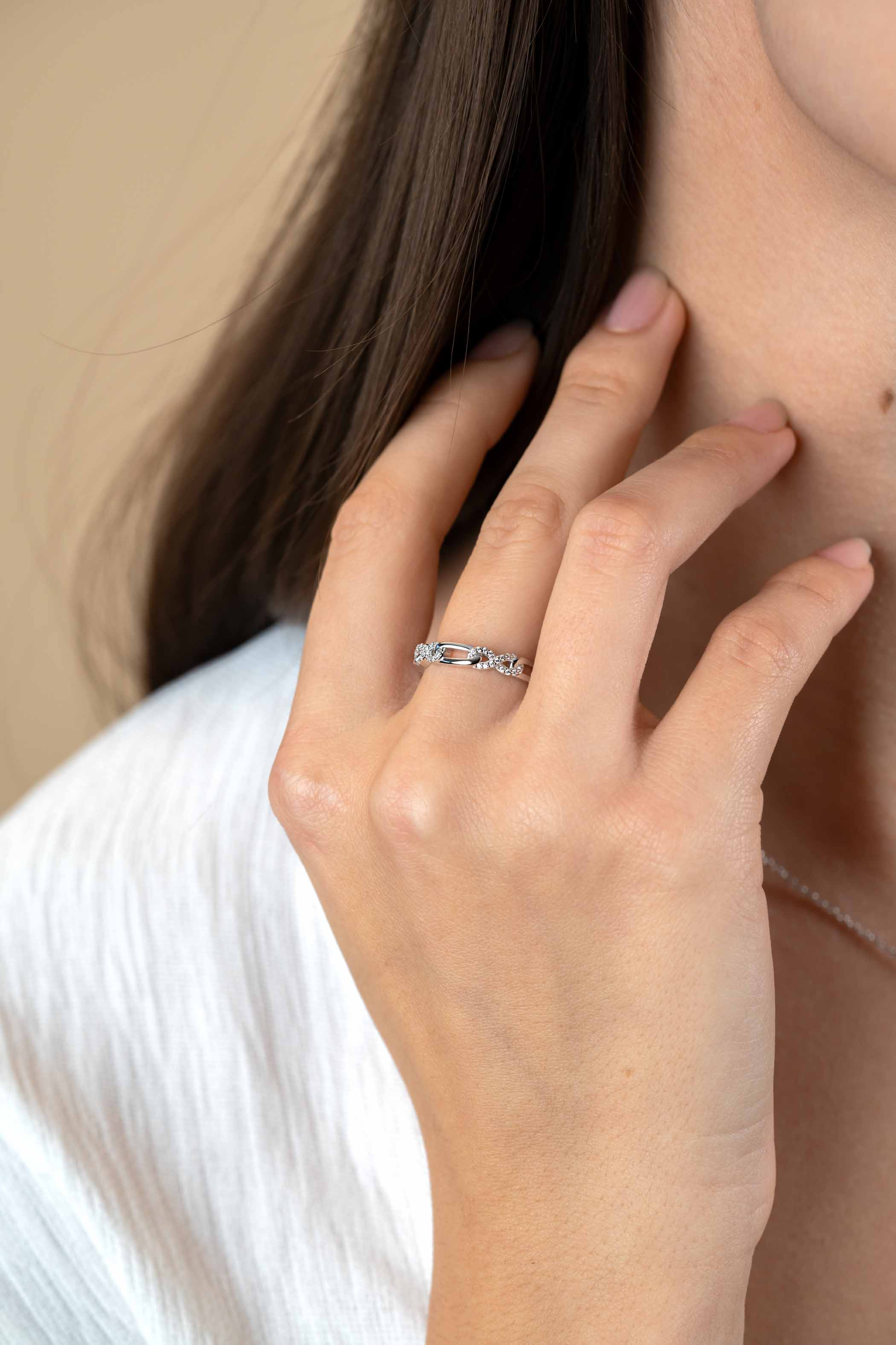 ZINZI zilveren ring met infinity vormen bezet met witte zirconia's en verbonden met gladde ovale schakels ZIR2570C