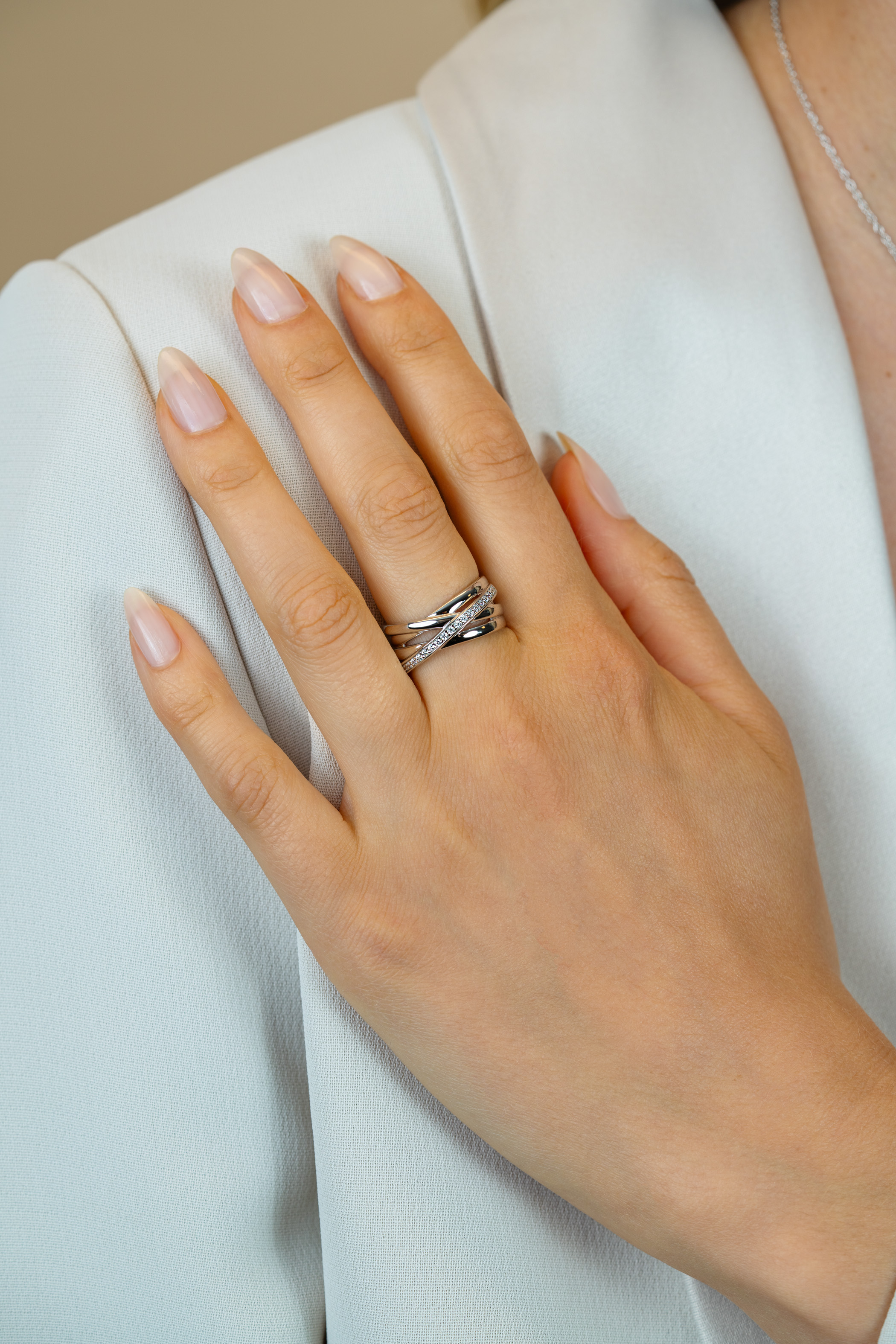 ZINZI zilveren brede cross-over ring glad wit ZIR1790C