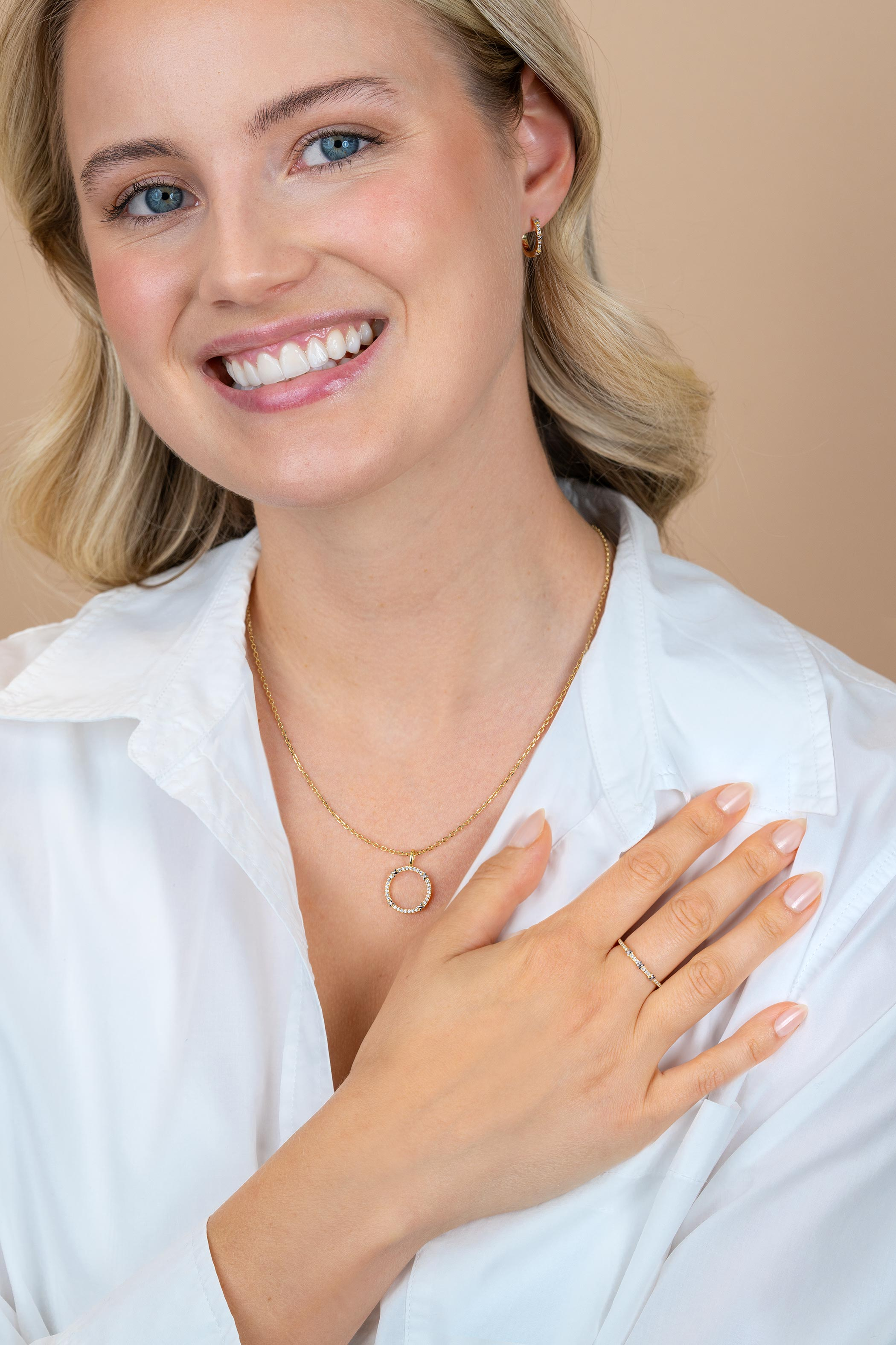 15mm ZINZI goldplated zilveren oorringen met kleine kruisjes tussen de witte zirkonia's, luxe klapsluiting ZIO2814