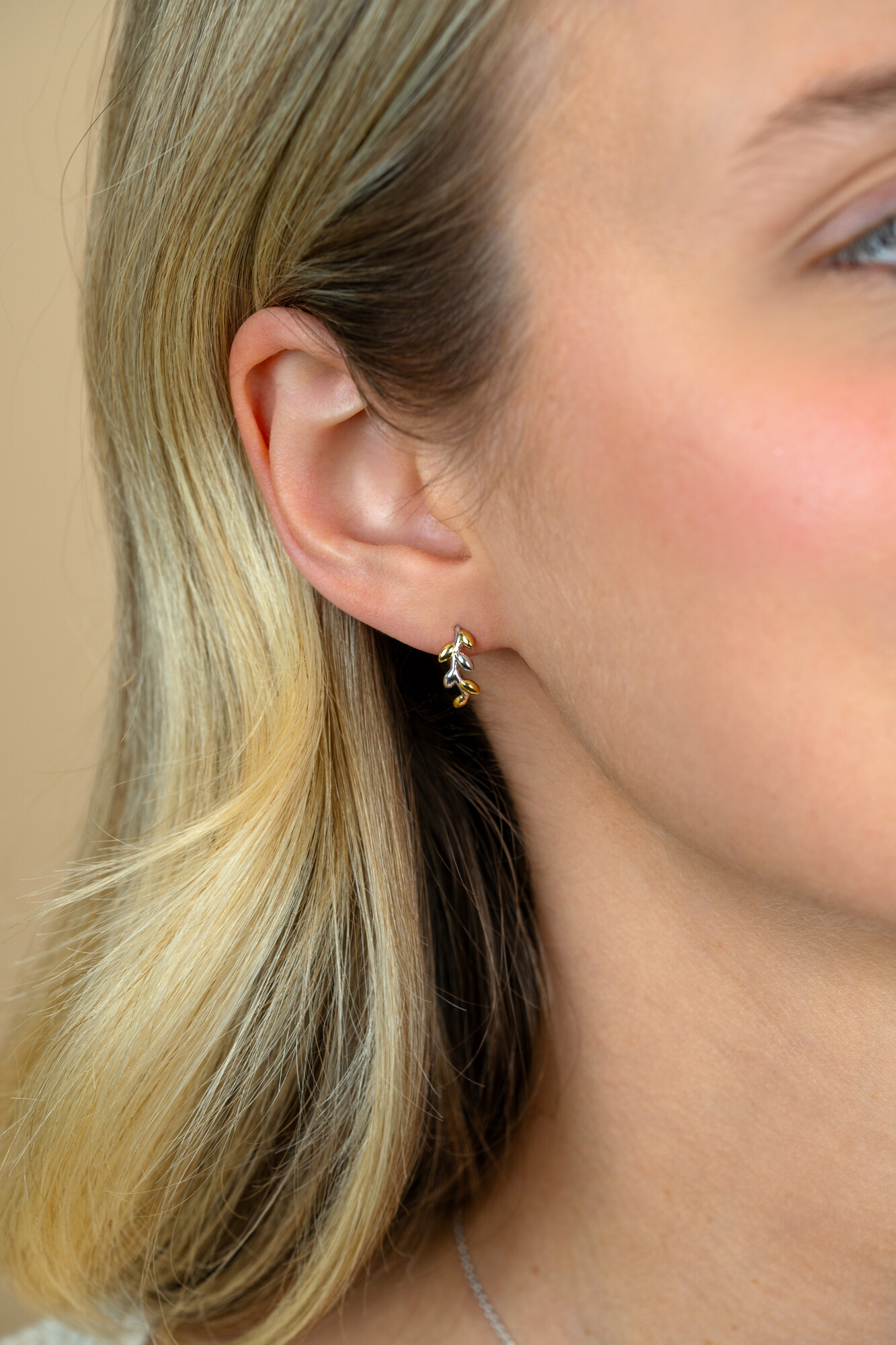 12mm ZINZI zilveren oorstekers bicolor takje met bladeren ZIO2740