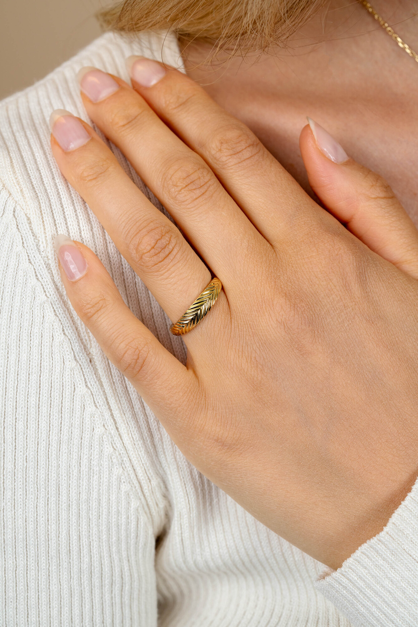 ZINZI gold plated zilveren ring (5mm breed) met veertjesmotief ZIR2644GC