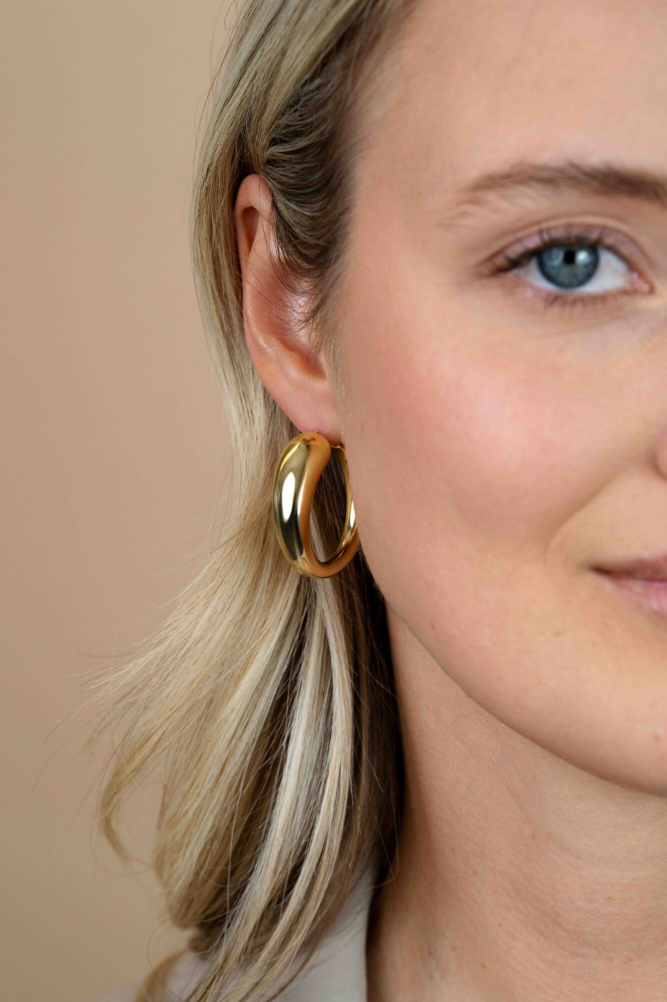 32mm ZINZI goldplated zilveren oorringen met een bolle aflopende vorm en handige bovensluiting ZIO2789G