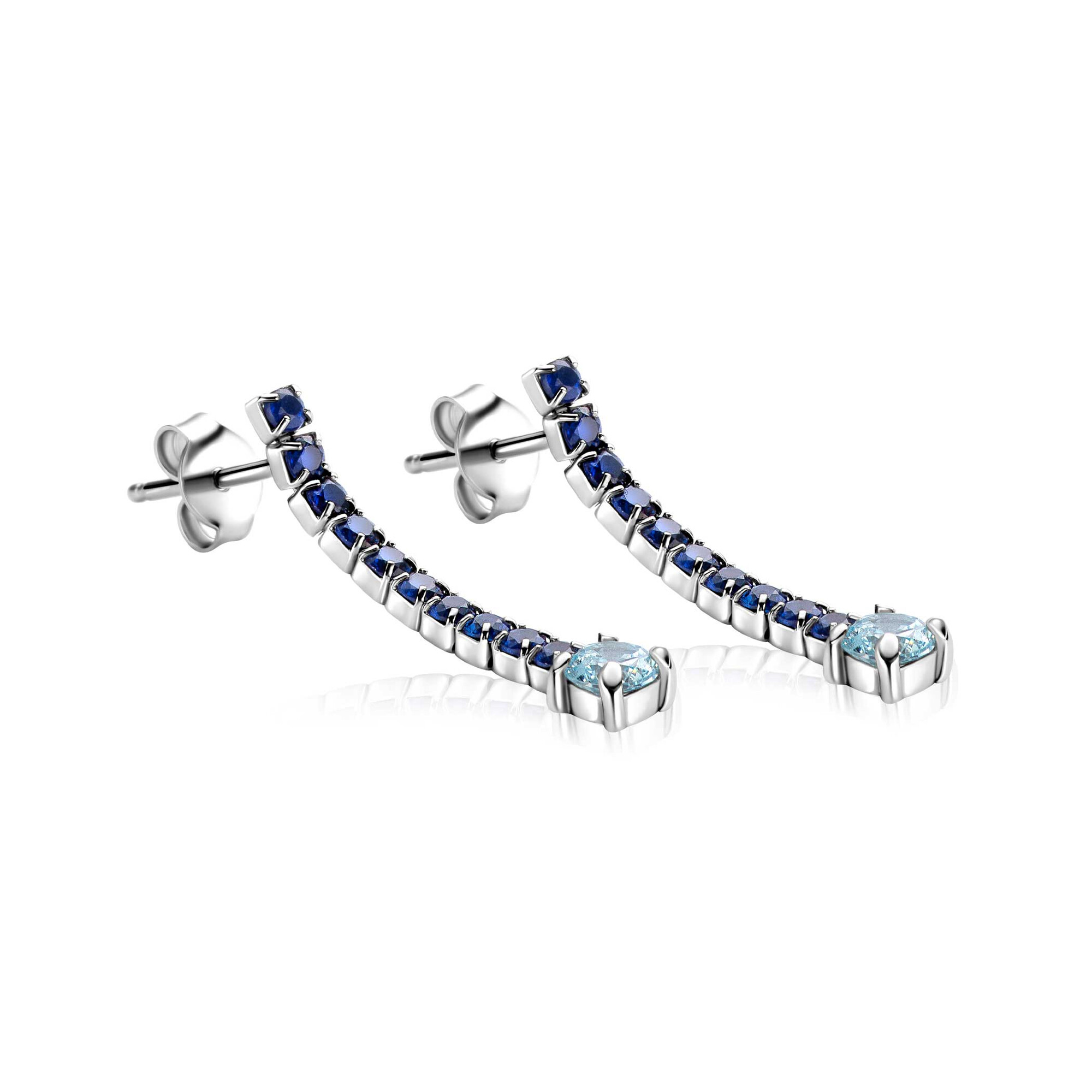 26mm ZINZI zilveren tennis oorstekers met een rijzetting saffierblauwe zirkonia's en iets grotere lichtblauwe zirkonia's ZIO2894B
