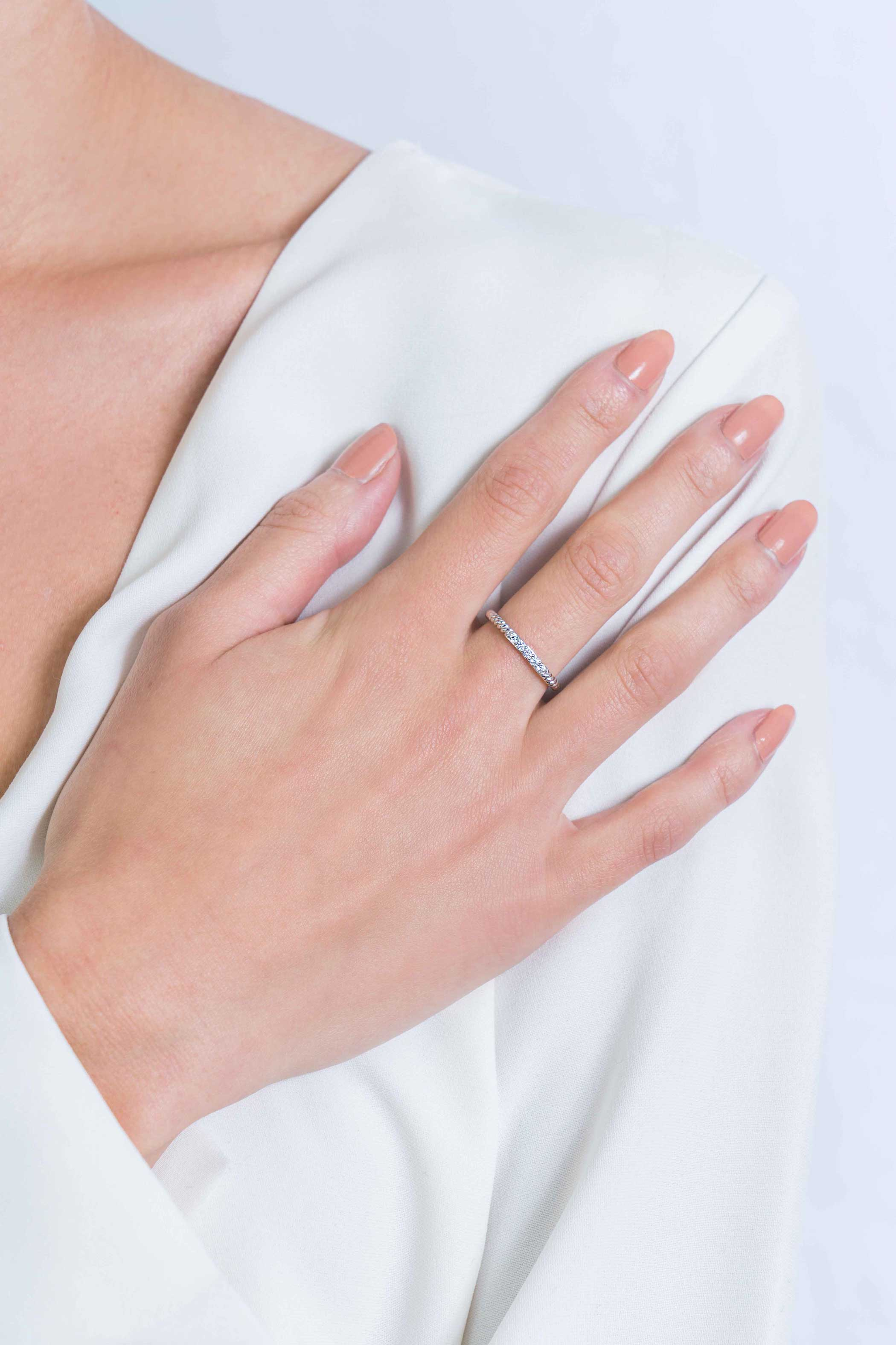 ZINZI zilveren ring gedraaid 2mm witte zirconia's ZIR2128C