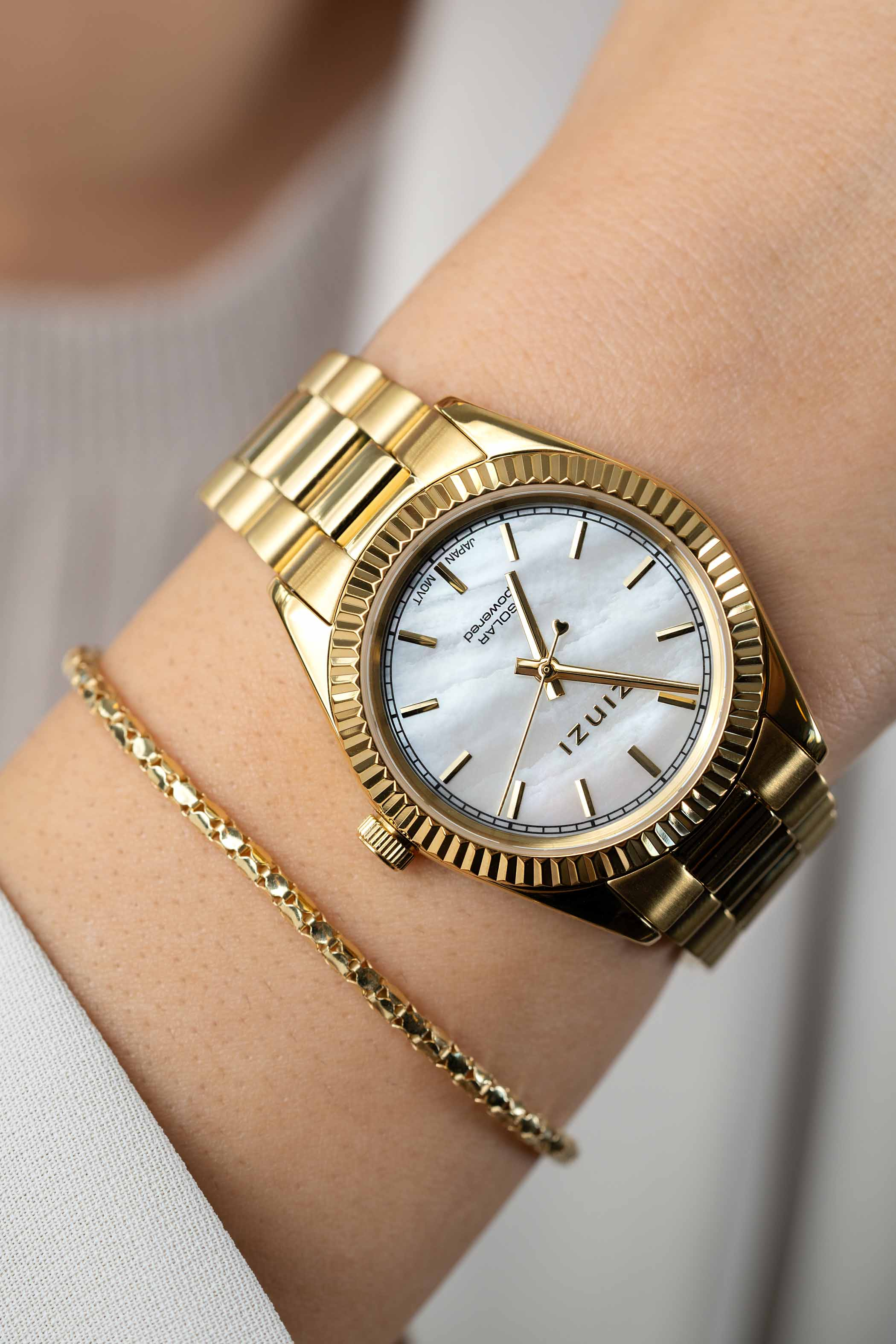 ZINZI Solaris horloge met witte parelmoer wijzerplaat, stalen geelgoudkleurige kast 35mm en stalen band met clip-sluiting. Het Japanse uurwerk loopt op zon- en kunstlicht ZIW2134