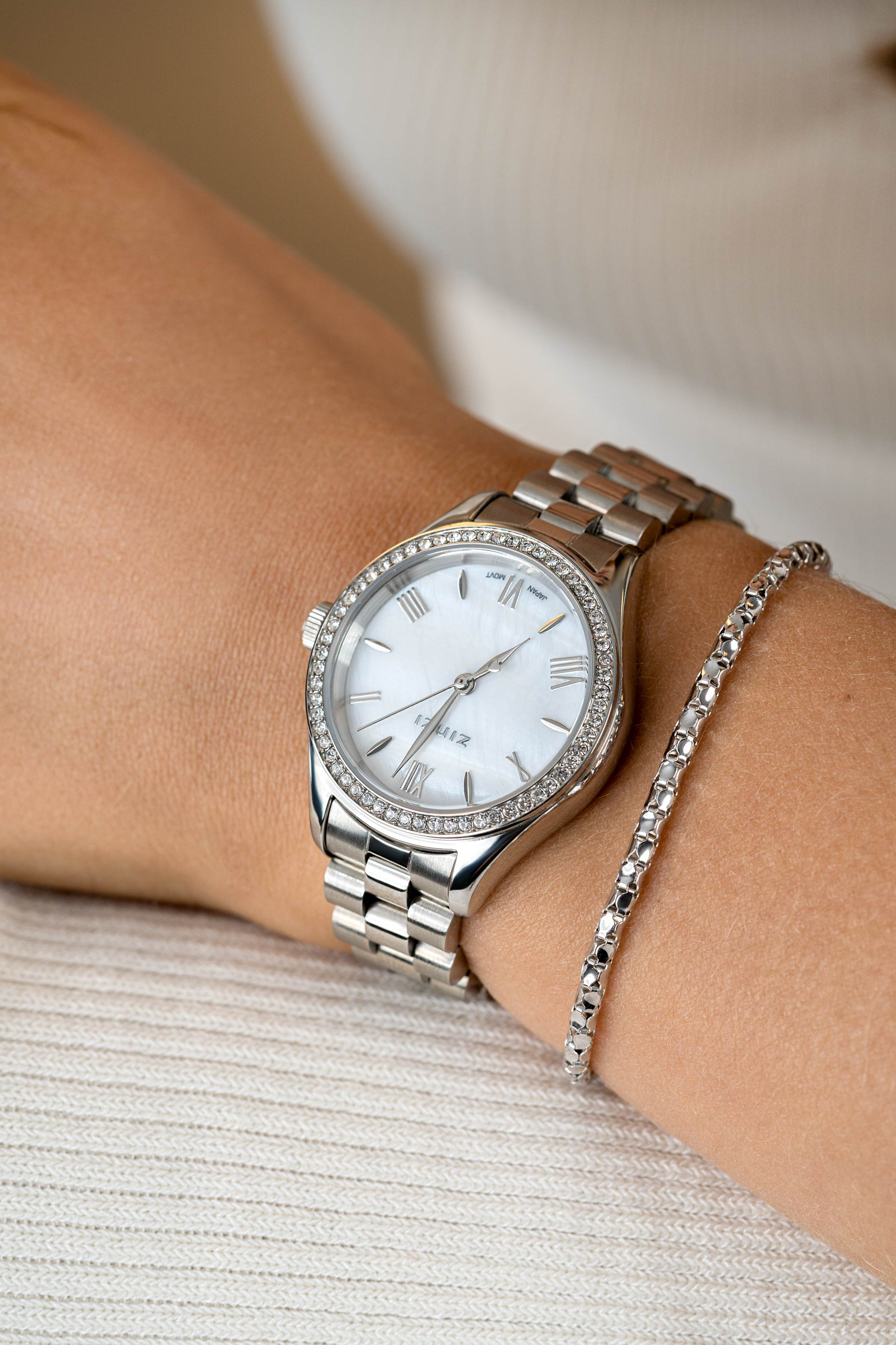 ZINZI Tresor horloge 32mm bezet met witte zirkonia's, parelmoer wijzerplaat en zilverkleurige stalen kast en schakelband ZIW2417
