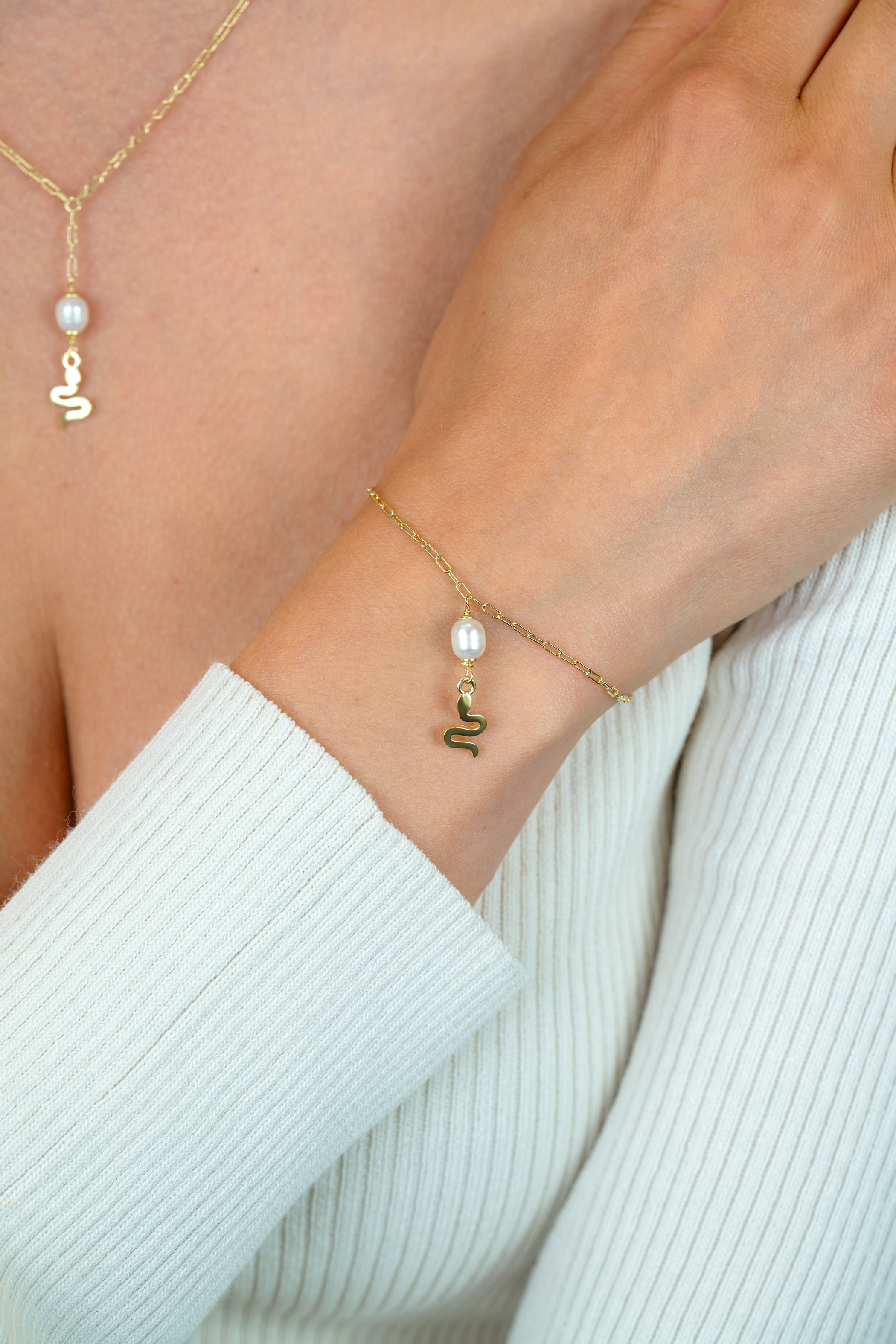 ZINZI gold plated zilveren paperclip schakelarmband met witte zoetwaterparel en slang ZIA2761