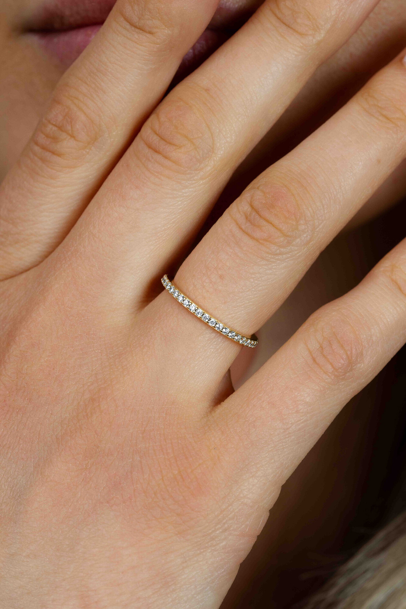 ZINZI goldplated zilveren aanschuifring (1,7mm breed) met een subtiele rij sprankelende zirkonia's ZIR2794Y