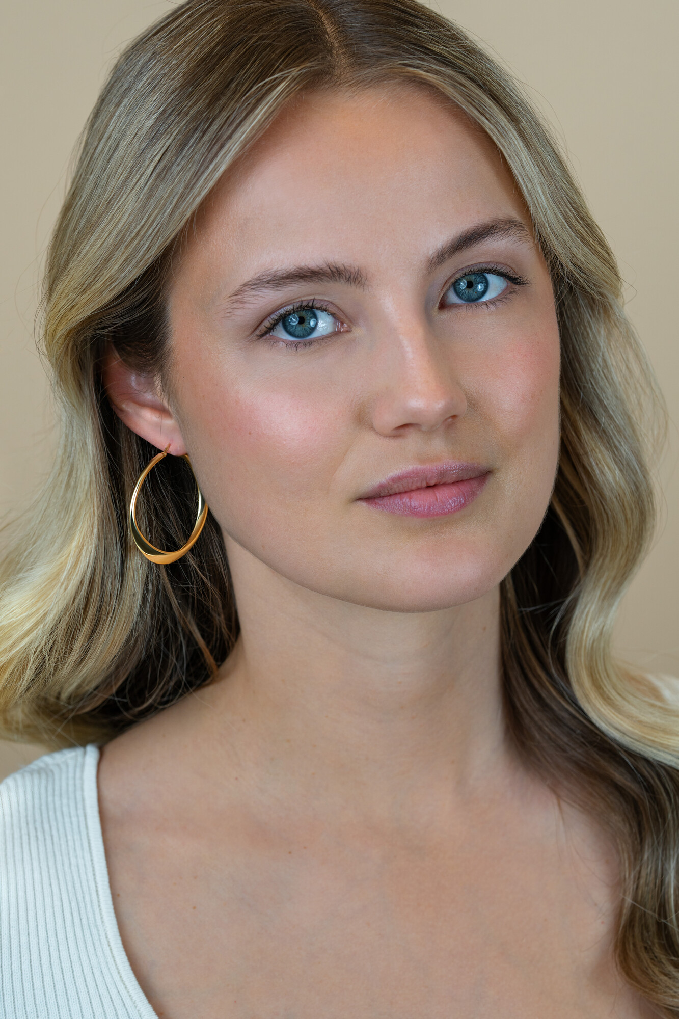 40mm ZINZI gold plated zilveren oorringen met organisch gevormde buis 3,5mm breed en handige bovensluiting ZIO2702G