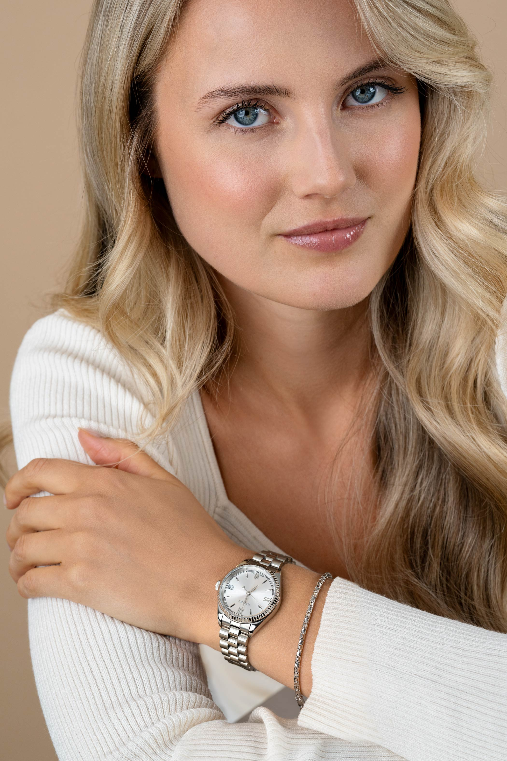 ZINZI Iconic horloge 30mm met datum, gekartelde rand, zilverkleurige wijzerplaat en stalen schakelband ZIW2202