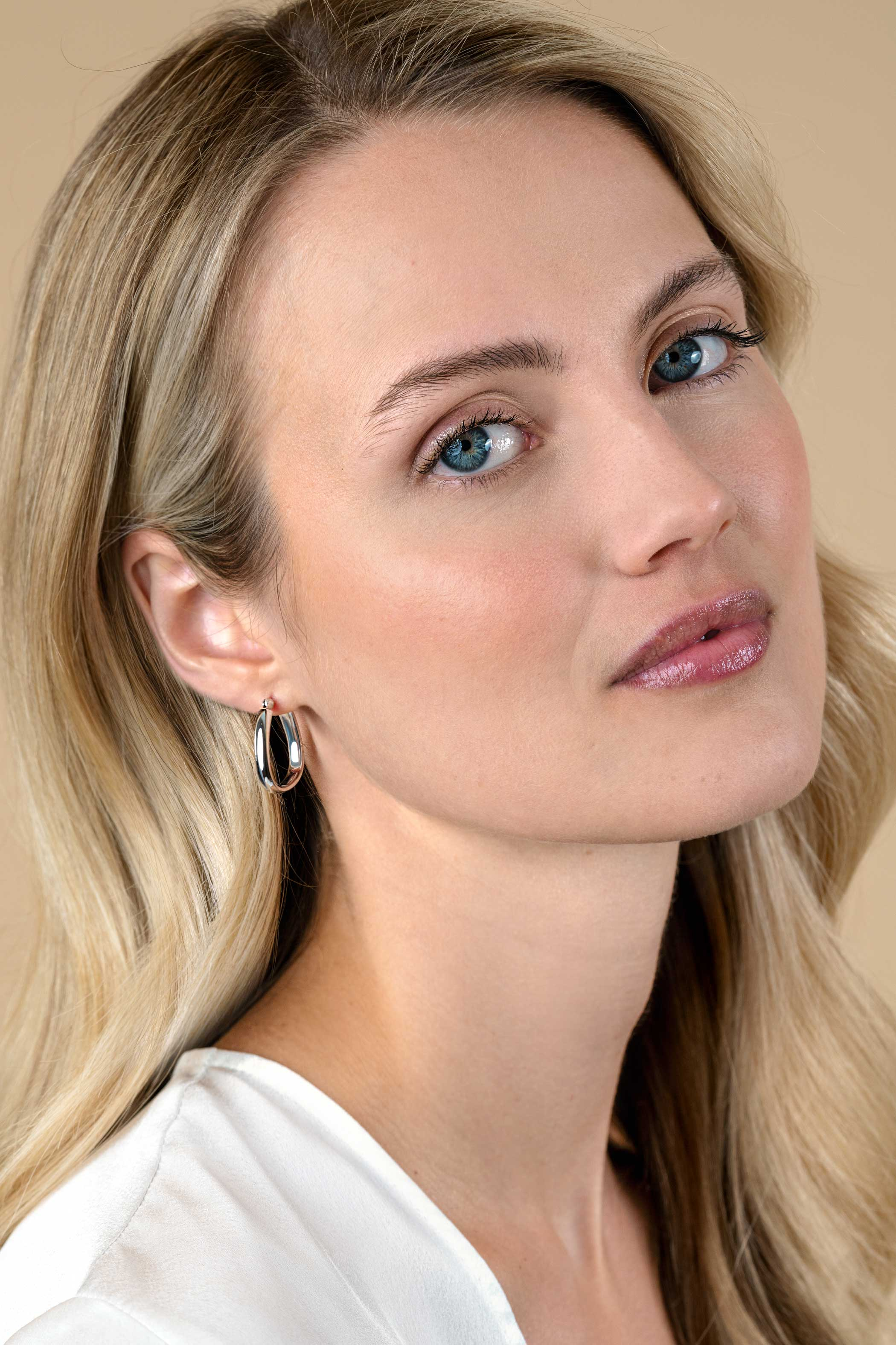 22mm ZINZI zilveren oorringen in trendy tas vorm met gladde buis 4mm breed en handige bovensluiting ZIO2606