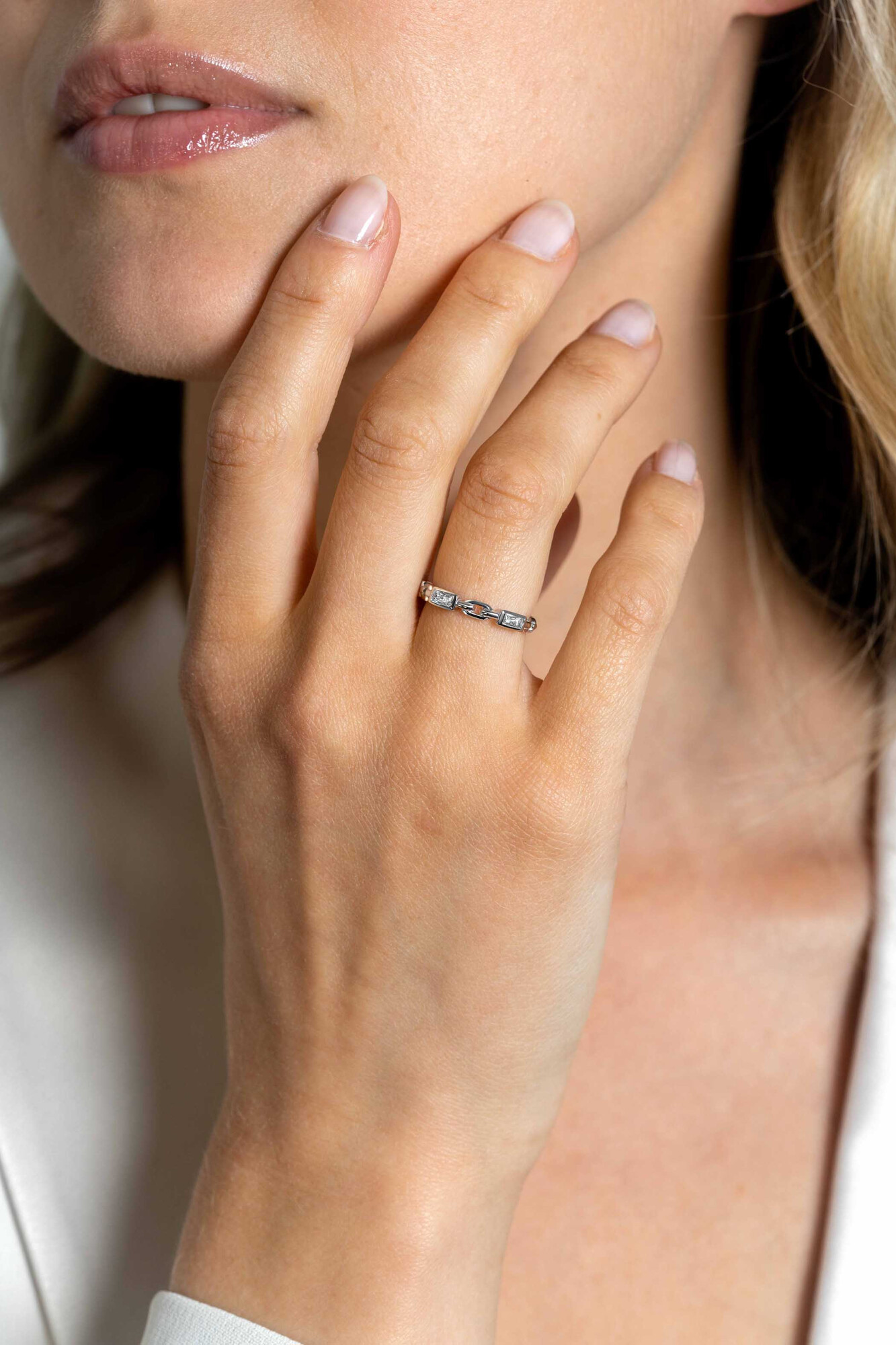 ZINZI zilveren aanschuifring met paperclip-schakels en drie rechthoekige zettingen bezet met witte zirconia ZIR2427C