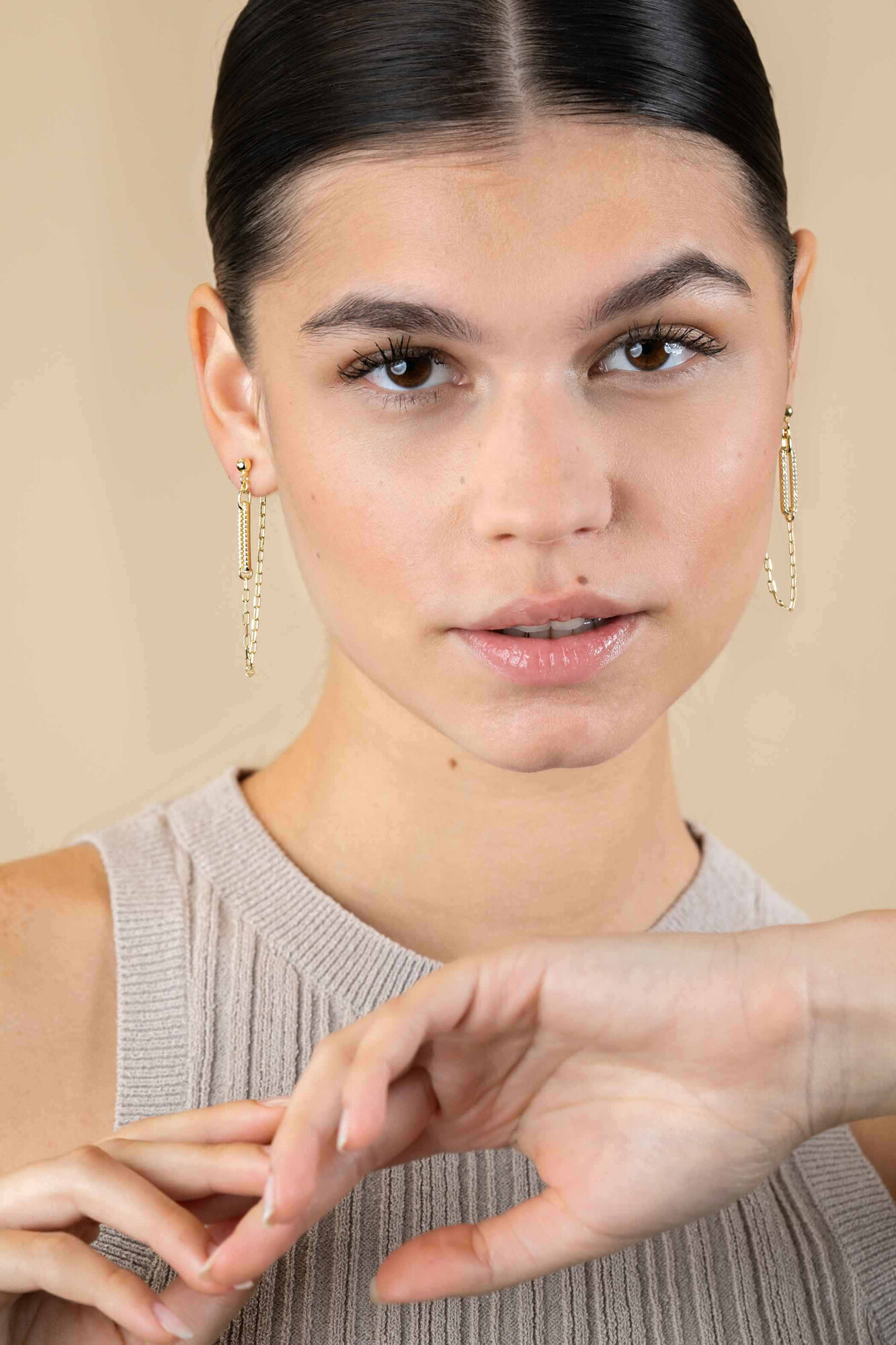 60mm ZINZI gold plated zilveren oorstekers met paperclip ketting en open ovale vorm bezet met witte zirconia's ZIO2538