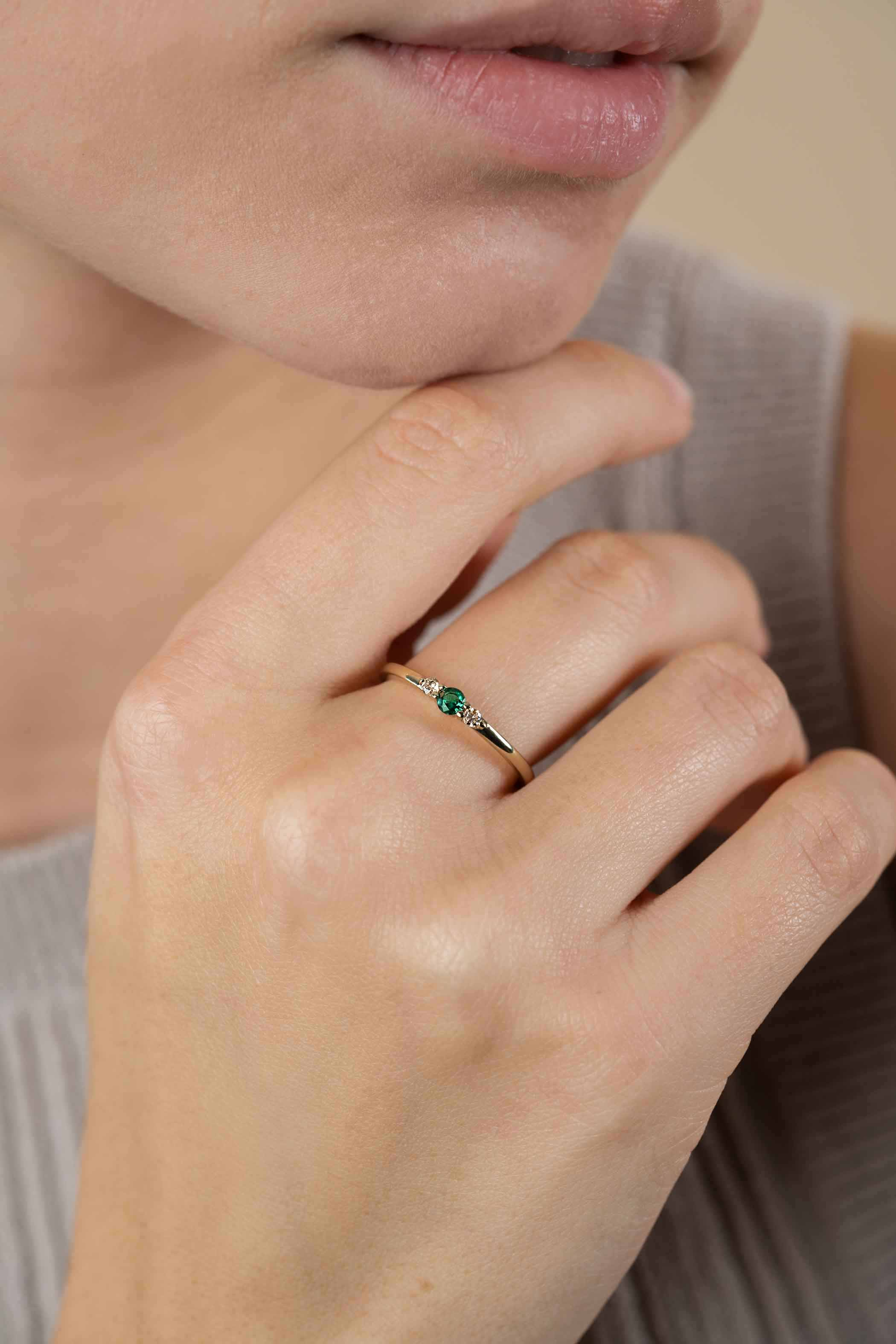 ZINZI gold plated zilveren ring met ronde chatonzettingen diepgroen en champagne kleurstenen 3mm breed ZIR2562C