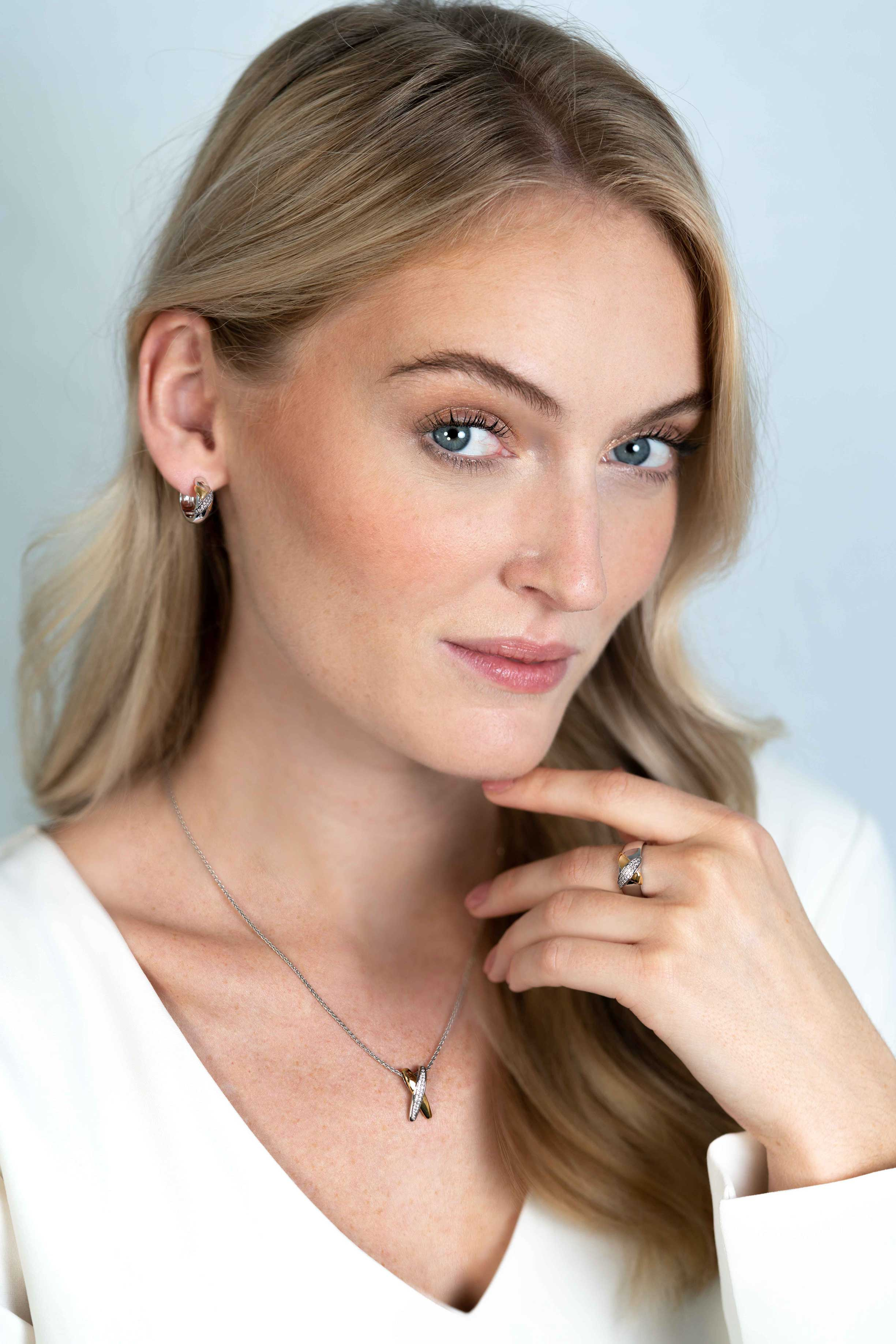 ZINZI zilveren bicolor ring cross-over bezet met witte zirconia's ZIR2240C