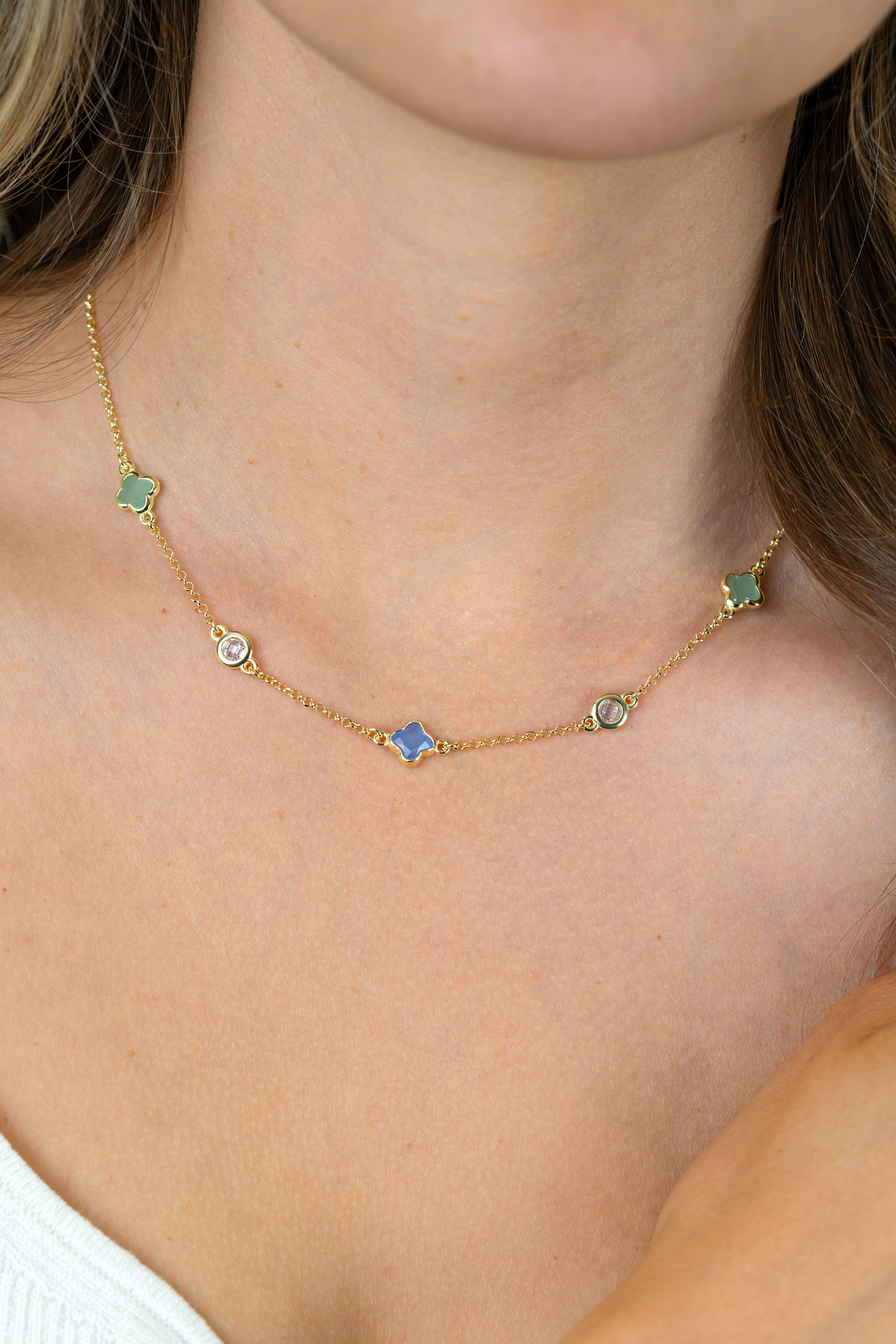 ZINZI gold plated zilveren schakelketting met twee mintgroene klavers en een blauwe klaver 40-45cm ZIC2763