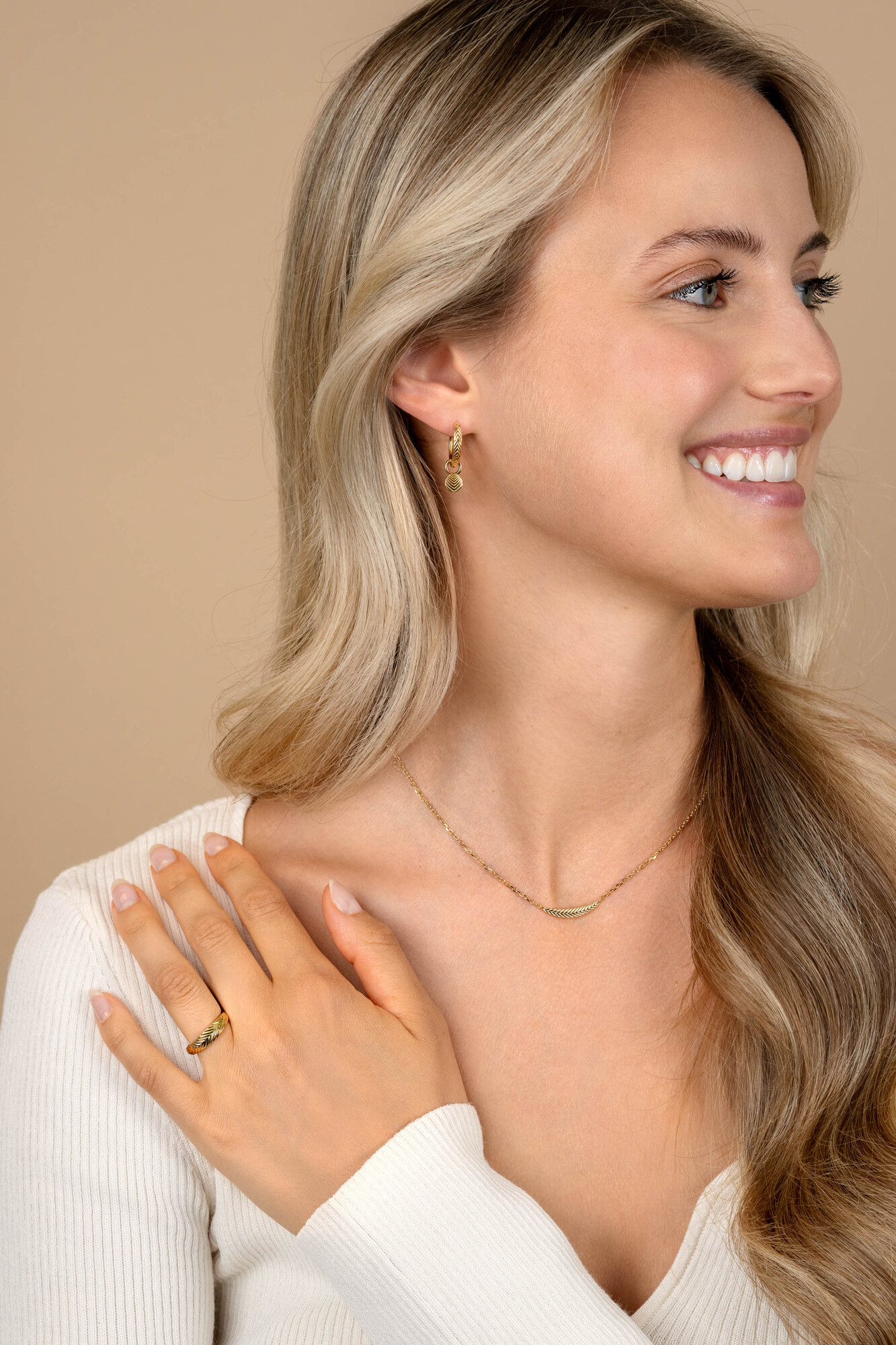 ZINZI gold plated zilveren schakelkettinkje met grote veer. De veer staat symbool voor je vleugels uitslaan en vrijheid. 40-45cm ZIC2644G