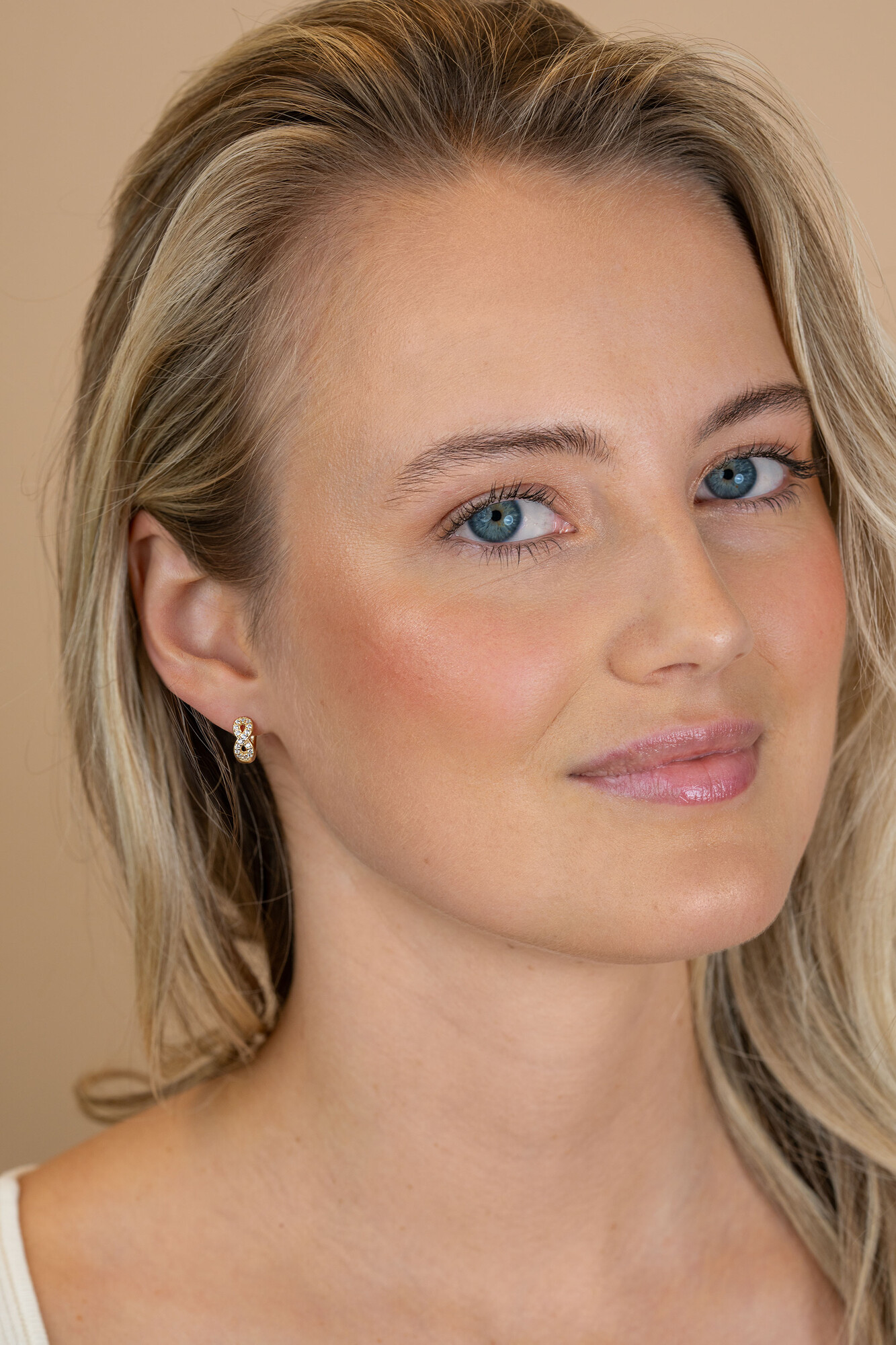 12,5mm ZINZI goldplated zilveren oorringen met Infinity-symbool bezet met zirkonia’s en luxe klapsluiting ZIO2790Y