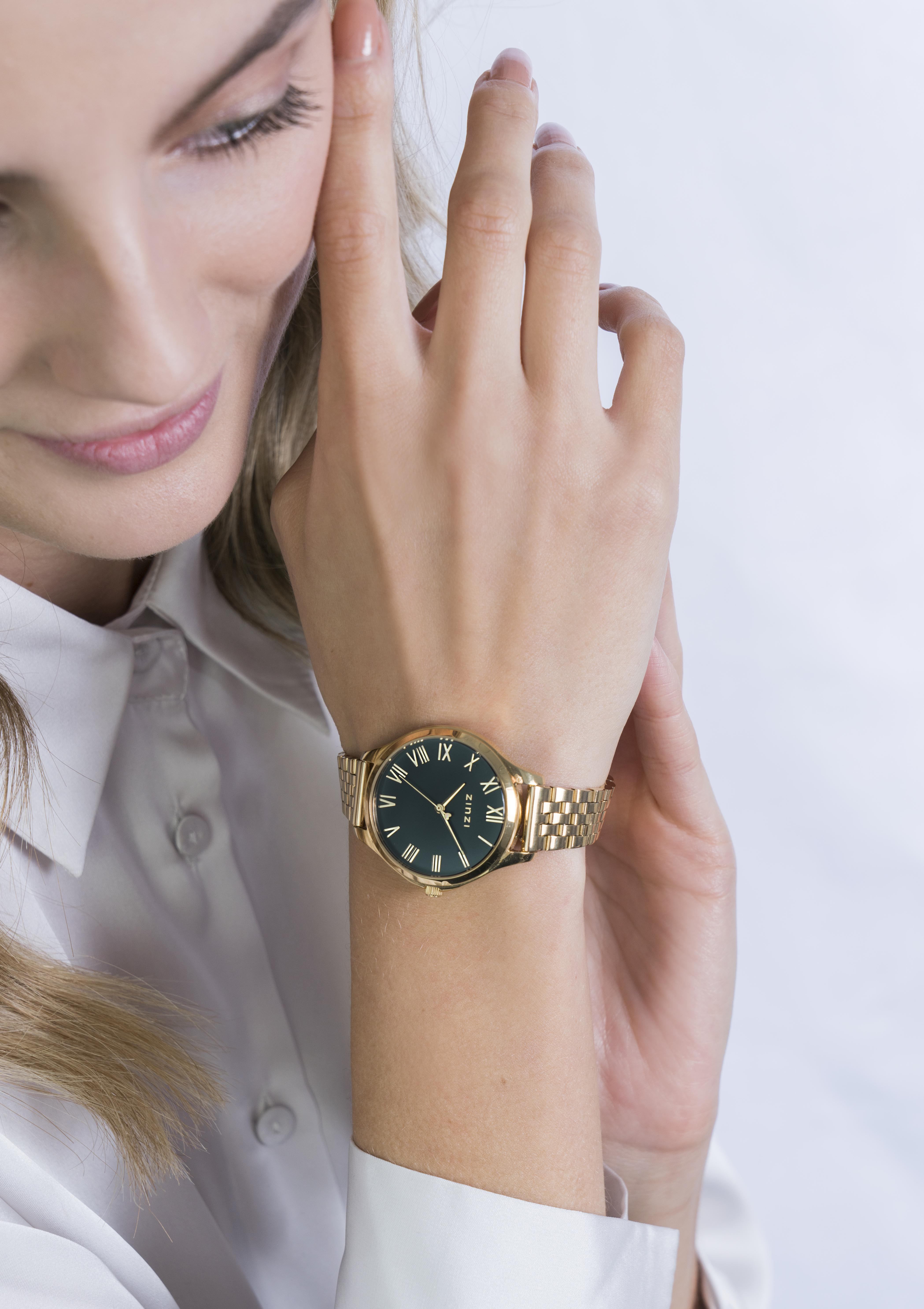 ZINZI horloge JULIA 34mm zwarte wijzerplaat romeinse cijfers goudkleurige stalen kast en band ziw1143