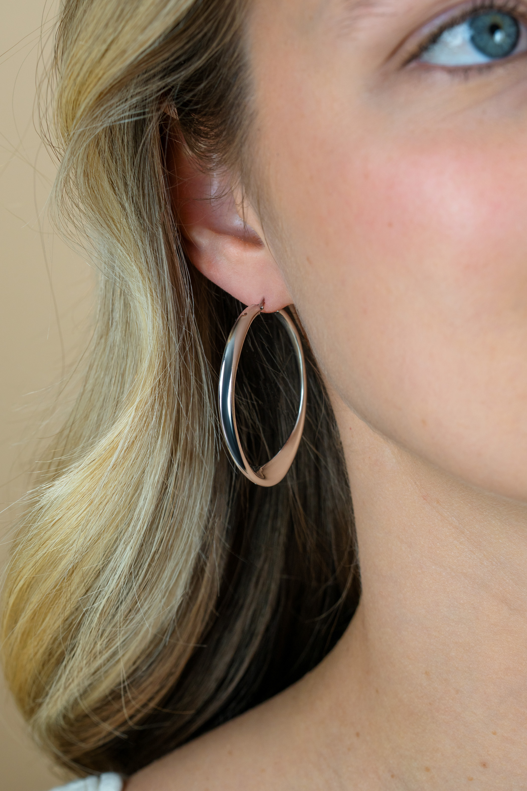 40mm ZINZI zilveren oorringen met organisch gevormde buis 3,5mm breed en handige bovensluiting ZIO2702