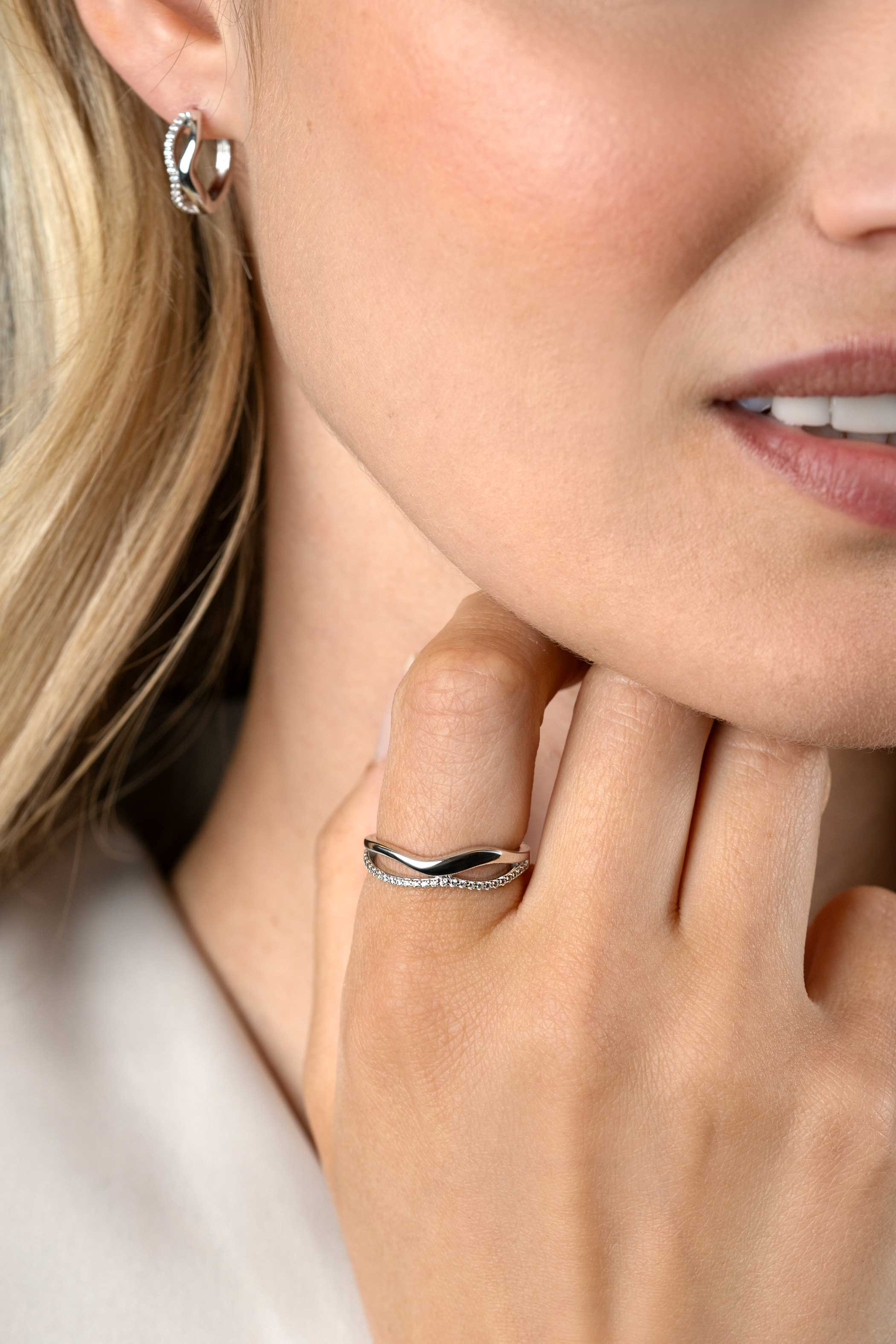 ZINZI zilveren multilook ring (6mm breed) organisch gevormd met twee golvende banen, waarvan één bezet met witte zirconia's ZIR2629C