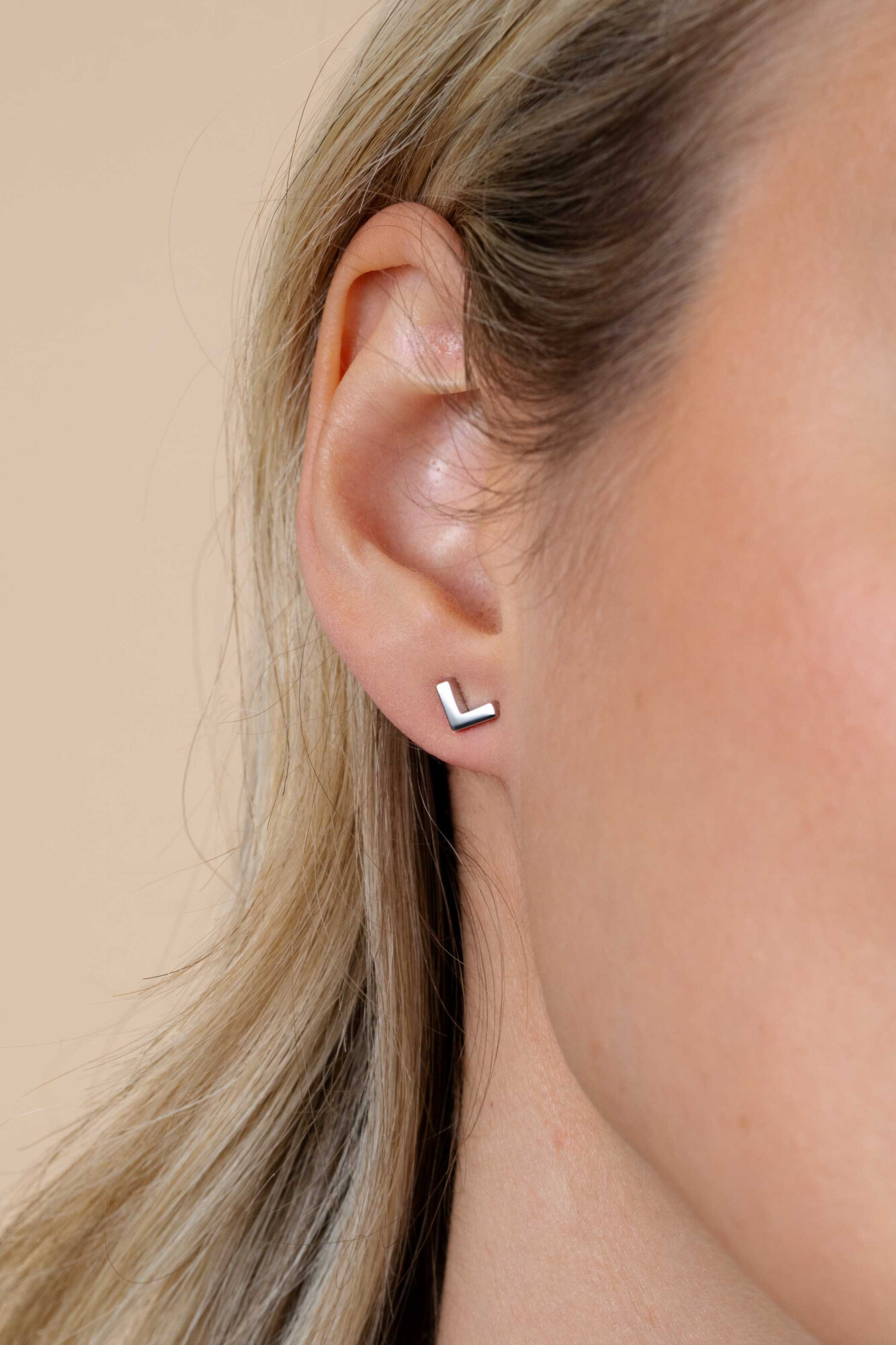 ZINZI zilveren oorknoppen glad V-vorm 7mm ZIO1380